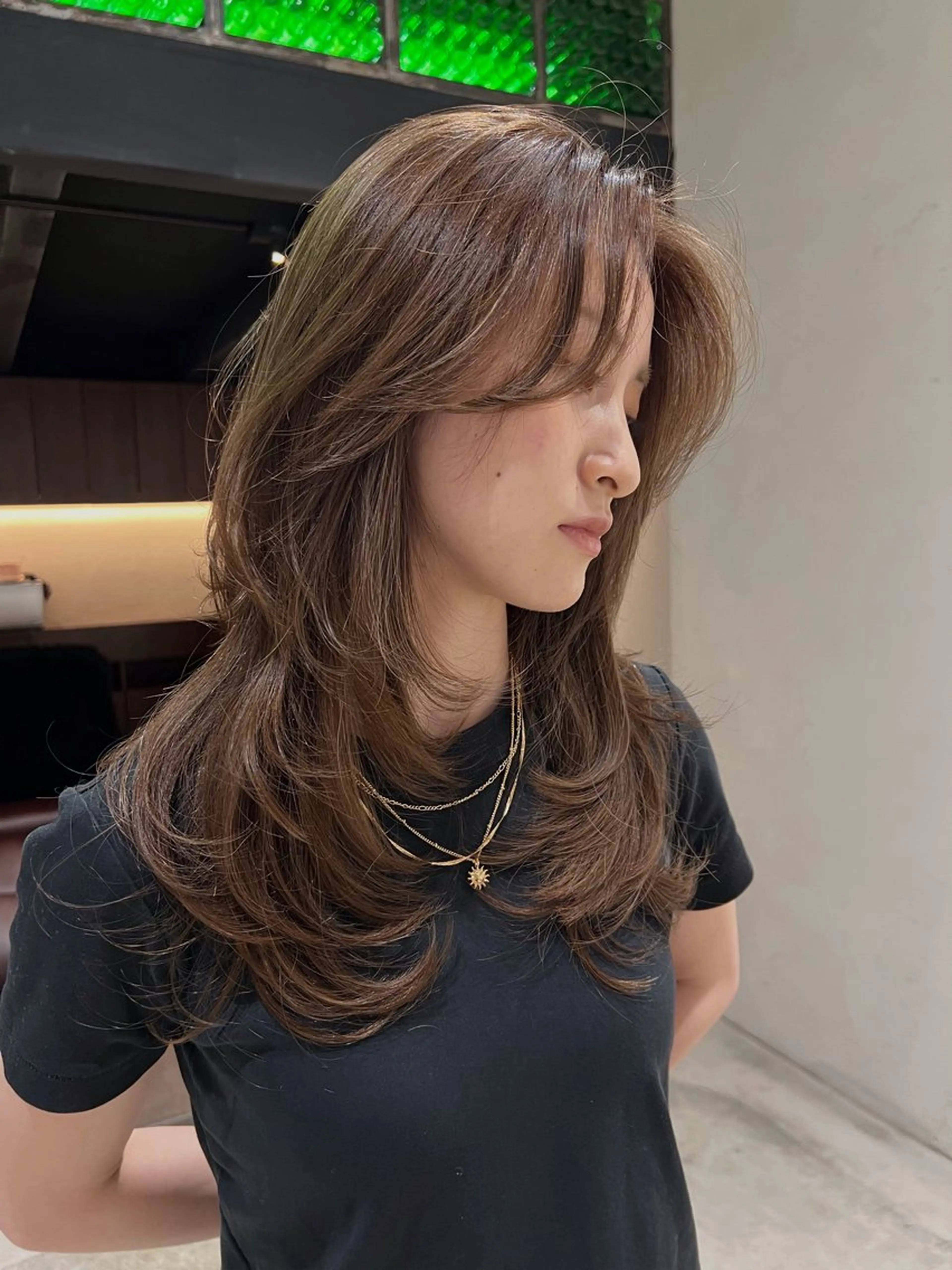 ロング DEAN ISLA 大人レイヤーカットのヘアスタイル