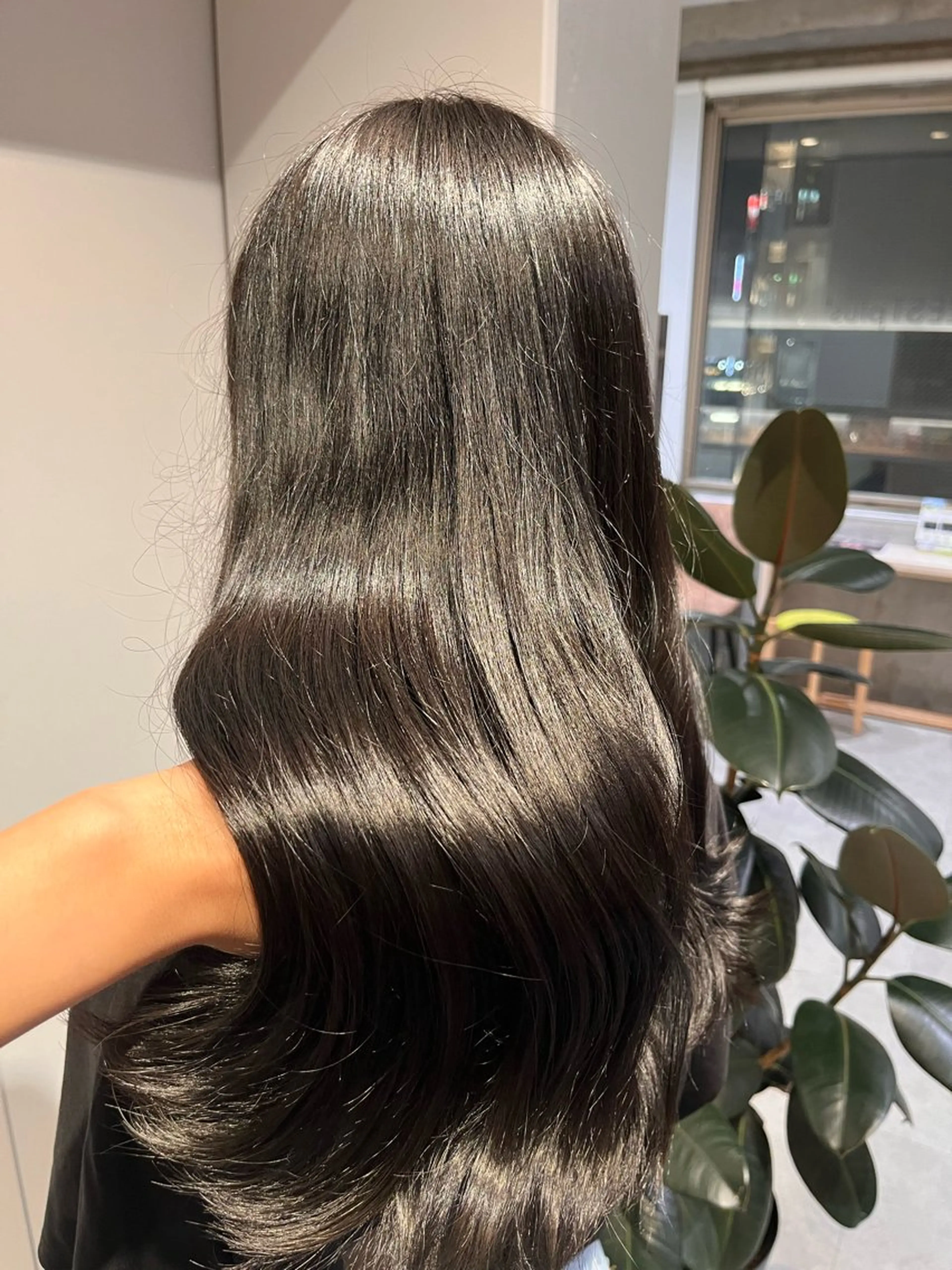 ミディアム カラー 黒髪 ブリーチ ブルーカラー ブルーブラック ケアブリーチ ヘアカラー オタク美容師🛍/ 酸性ストレート/艶髪のヘアスタイル