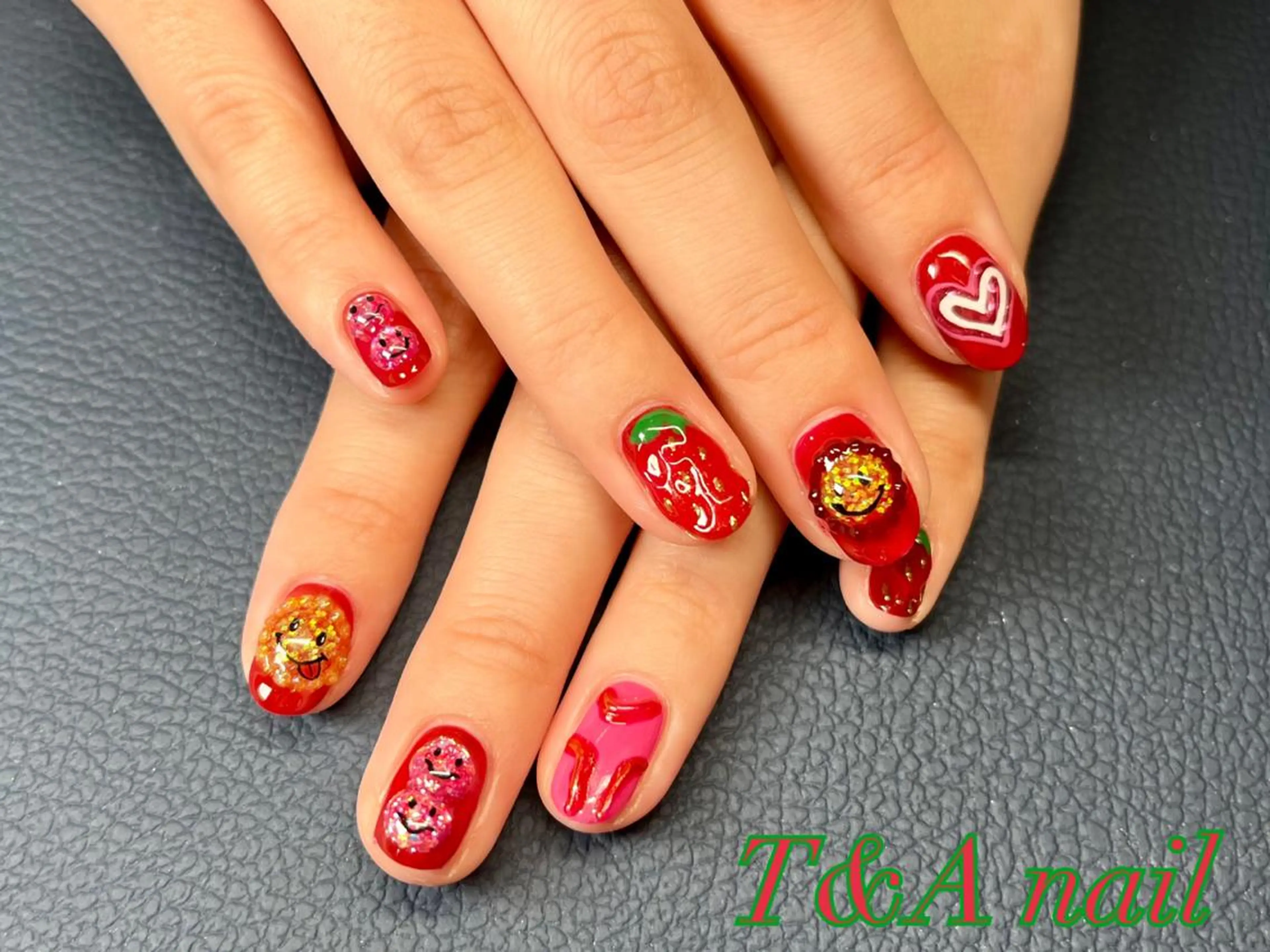 ミディアム ネイル ジェルネイル 赤色 スカルプネイル 夏ネイル ハンドネイル T&A nailのネイルデザイン