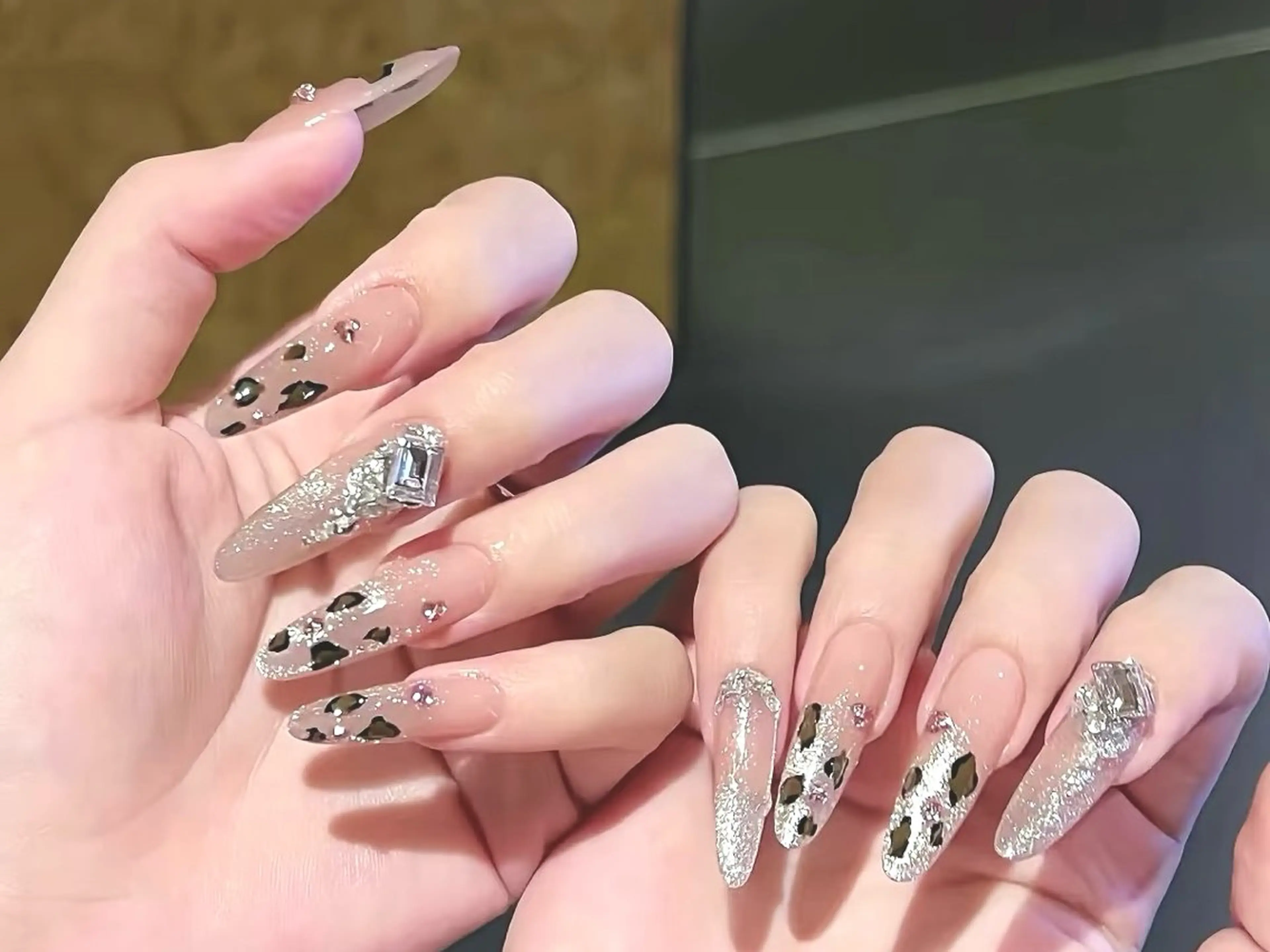 ネイル アニマル柄 クリアネイル ゴージャス シルバー ハンドネイル ハンドケア DarkHoney 池袋店のネイルデザイン