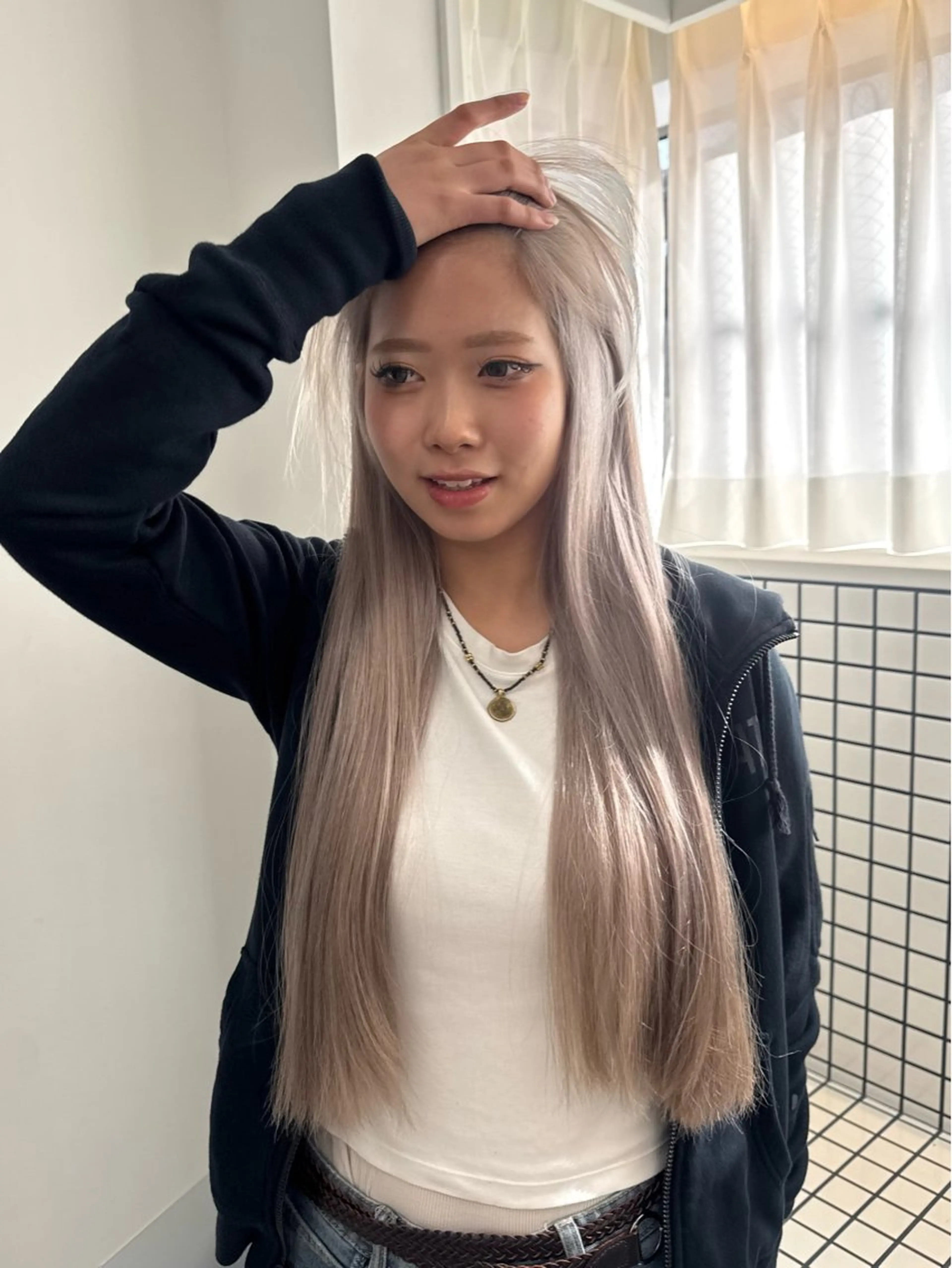 ロング カラー ベージュカラー シルバー シルバーベージュ ヘアカラー トリートメント Momoka🪷 /ハイトーンのヘアスタイル