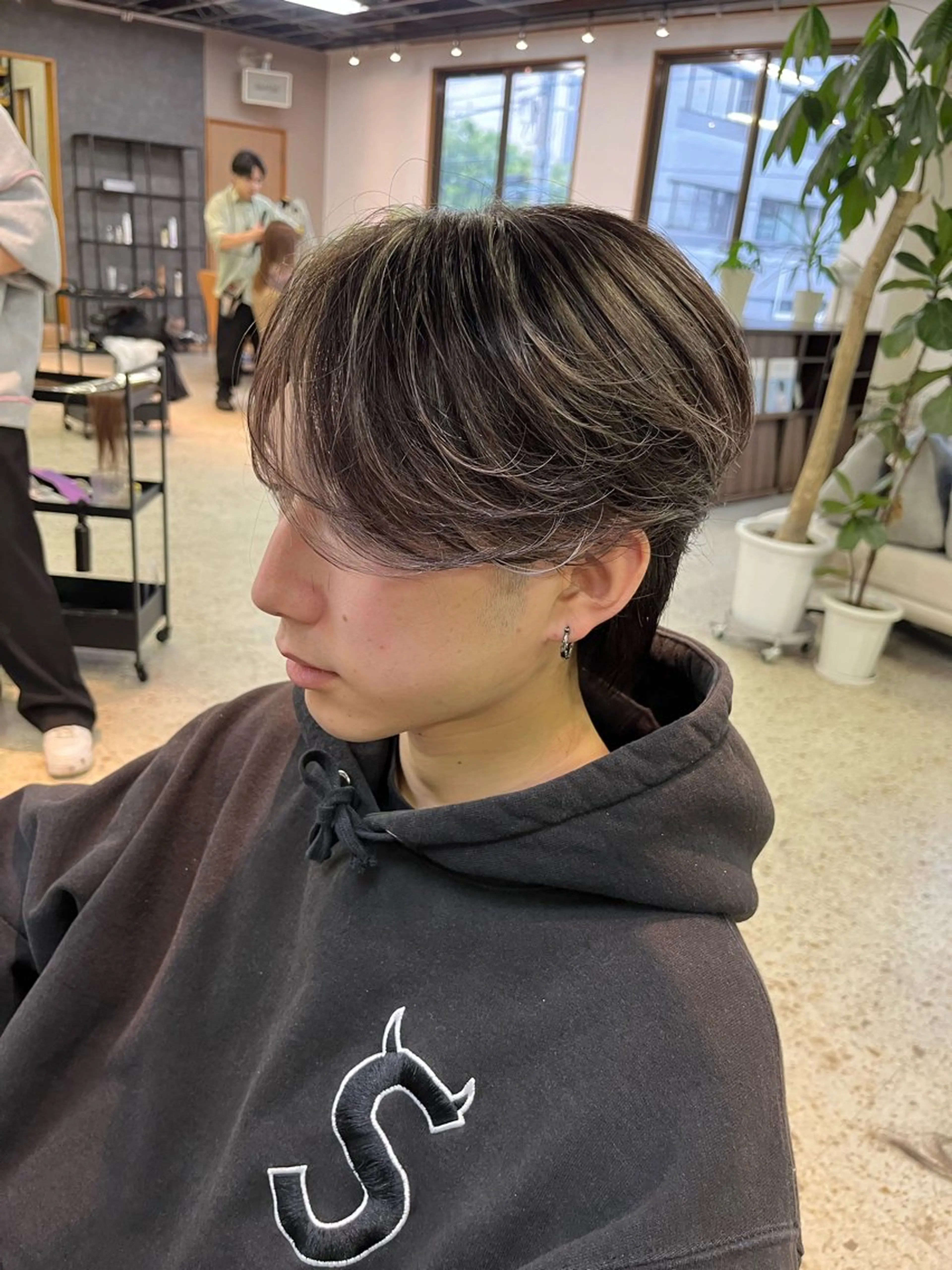 カラー メンズ センターパート メンズハイライト デザインカラー ハイライトカラー ヘアカラー トリートメント 韓国ヘア🇰🇷 RYOTAのヘアスタイル