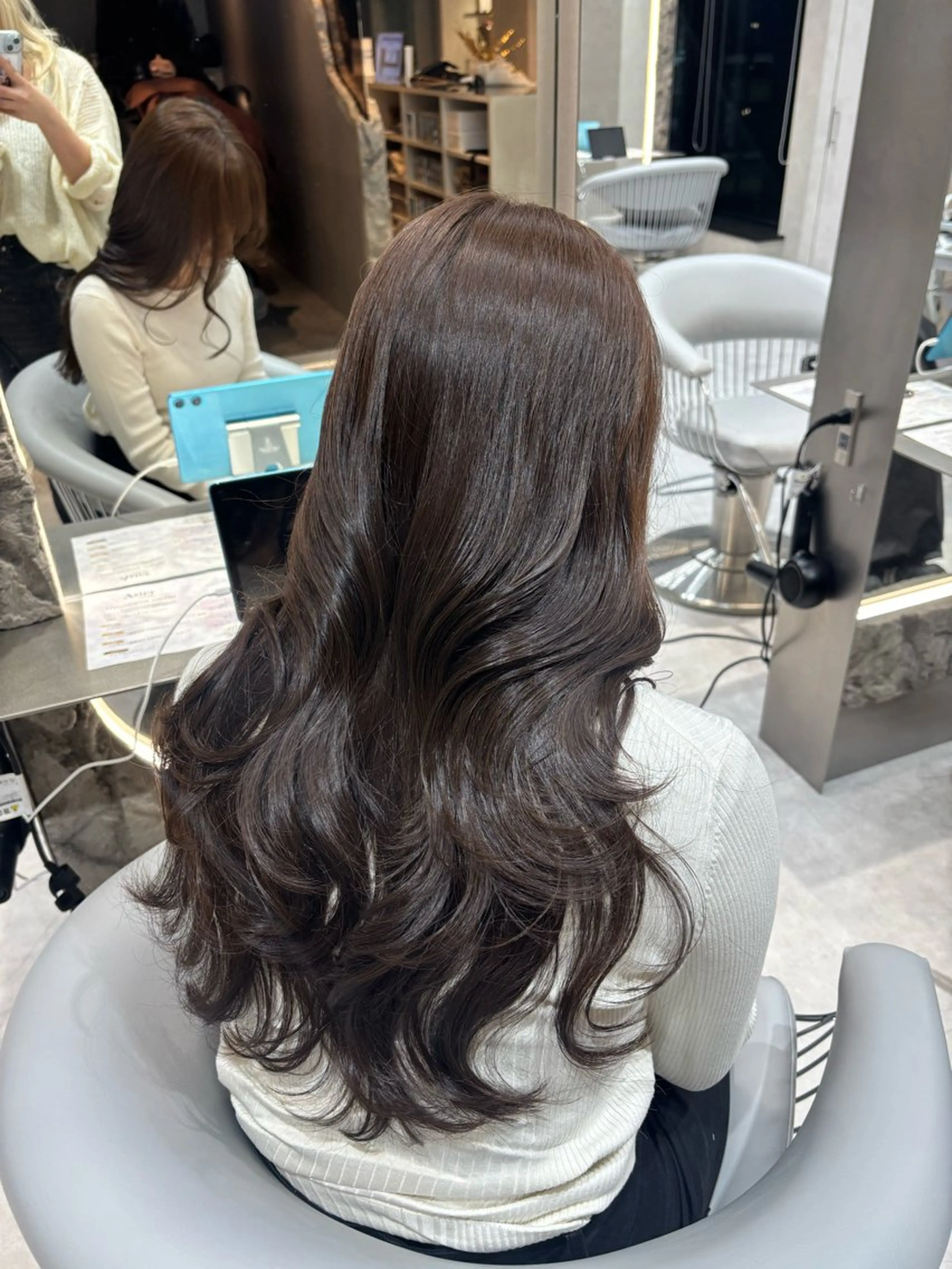 ロング 顔まわりレイヤー 顔周りカット ハイレイヤー レイヤーカット ローレイヤー カット ヘアカラー MOMOHA/ 🍑レイヤーカットのヘアスタイル