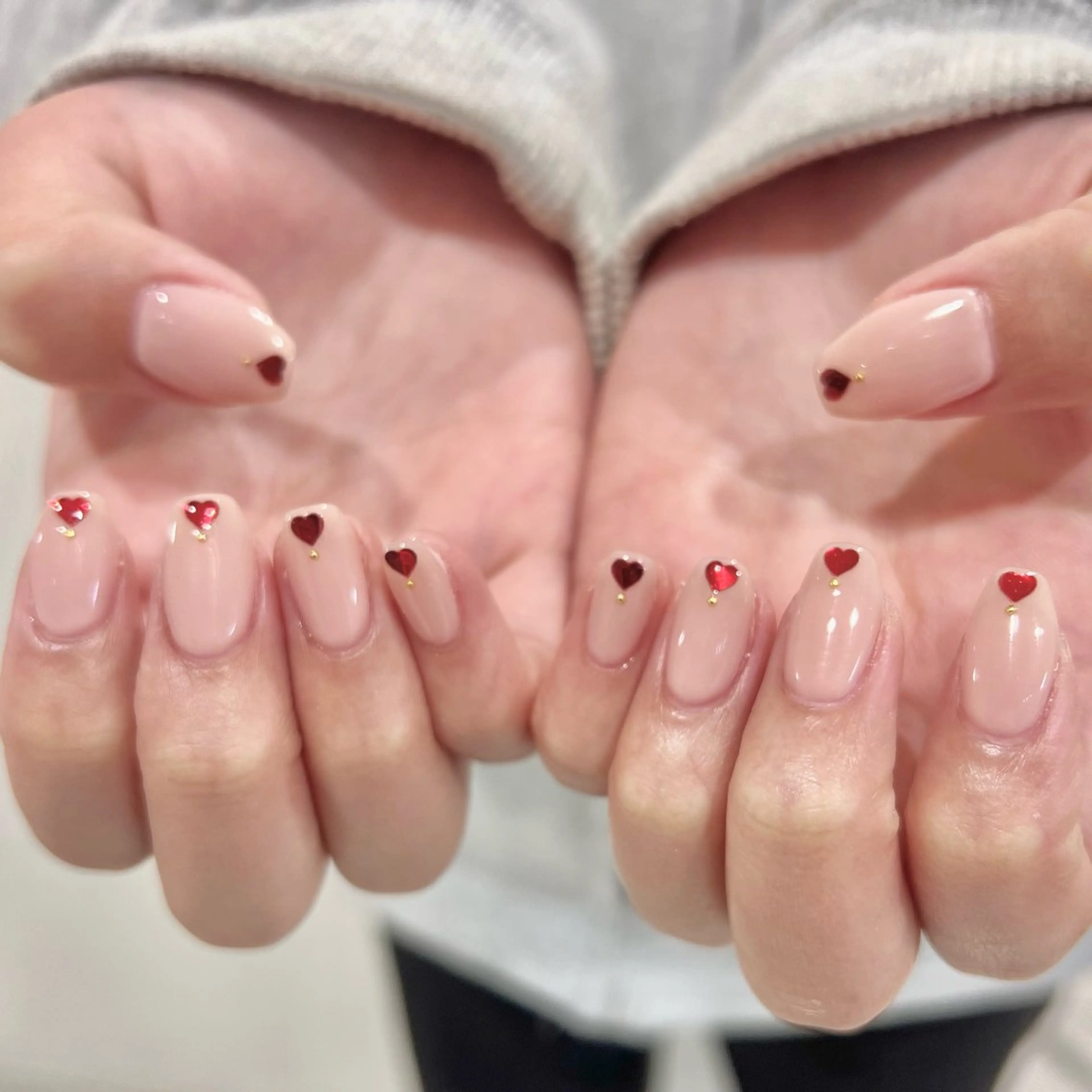 ネイル 赤色 ハンドネイル 🎀チーク/ちゅるん 🫧chisa🎀のネイルデザイン