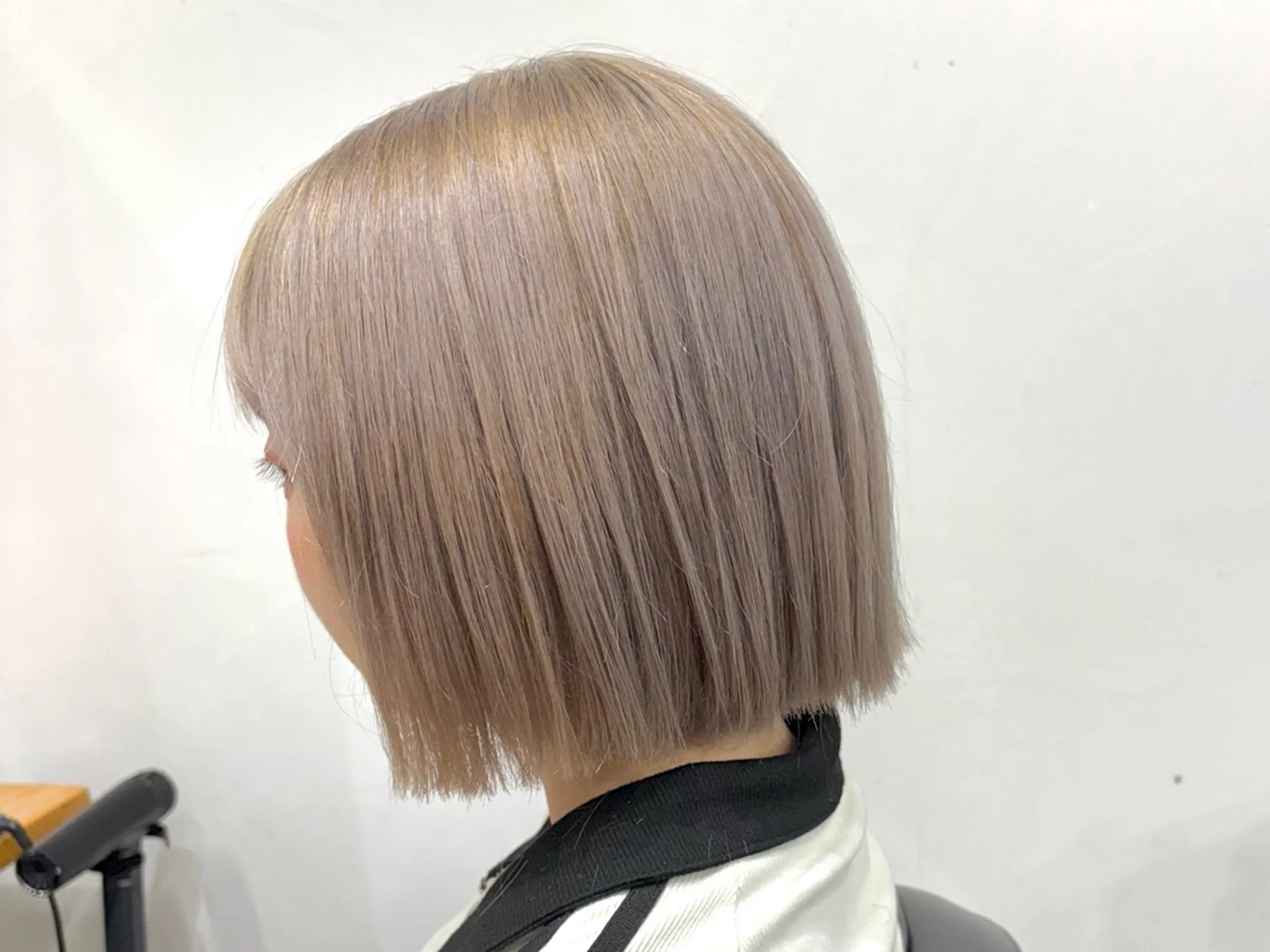 ショート まろやかなベージュ 小池春樹のヘアスタイル