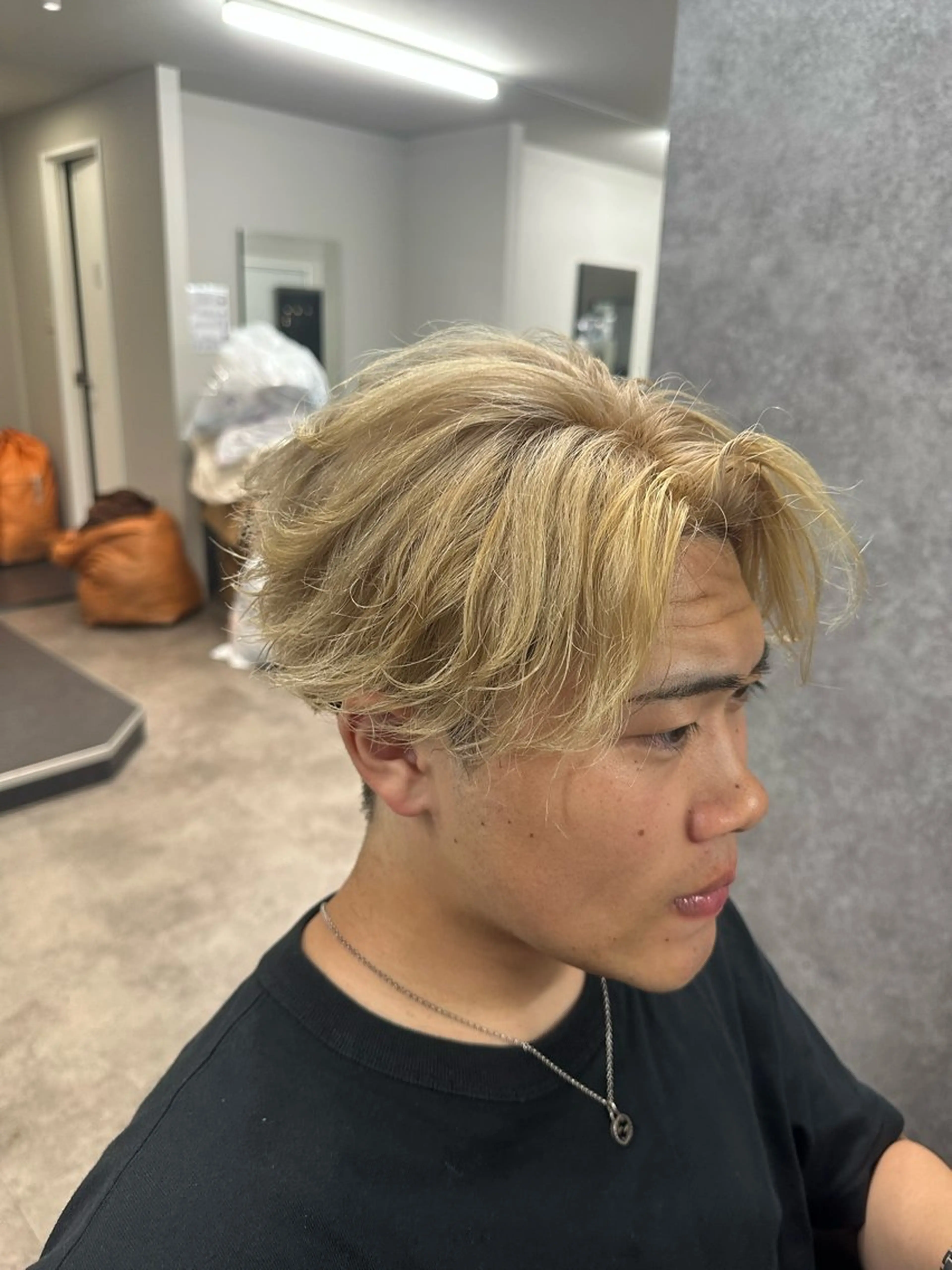 カラー メンズ メンズブリーチ メンズハイトーン ベージュカラー ブリーチ ハイトーンカラー 小林建翔 /立川メッシュパーマのヘアスタイル