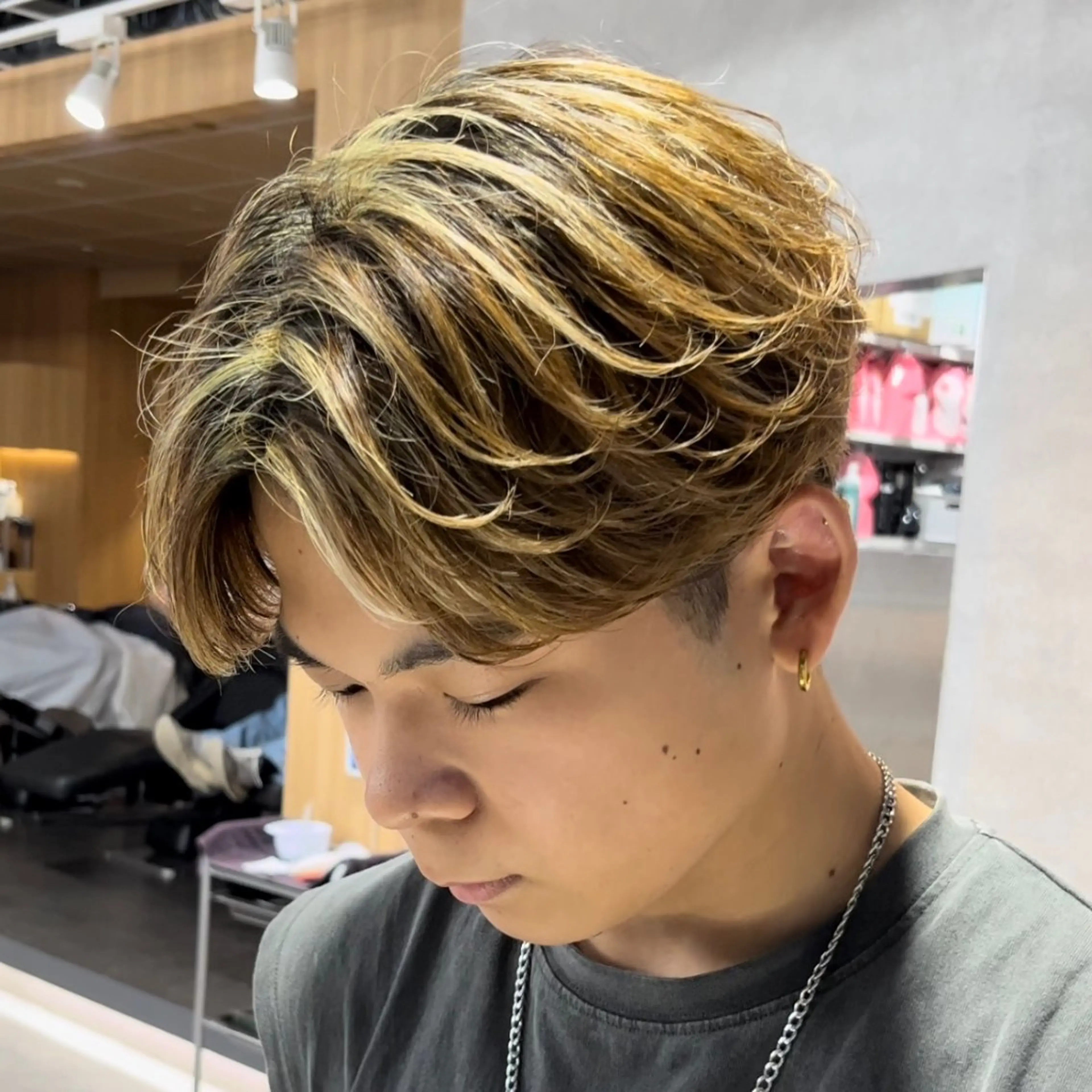 ショート カラー パーマ メンズ メンズパーマ ニュアンスパーマ センターパート マスターかずまのヘアスタイル