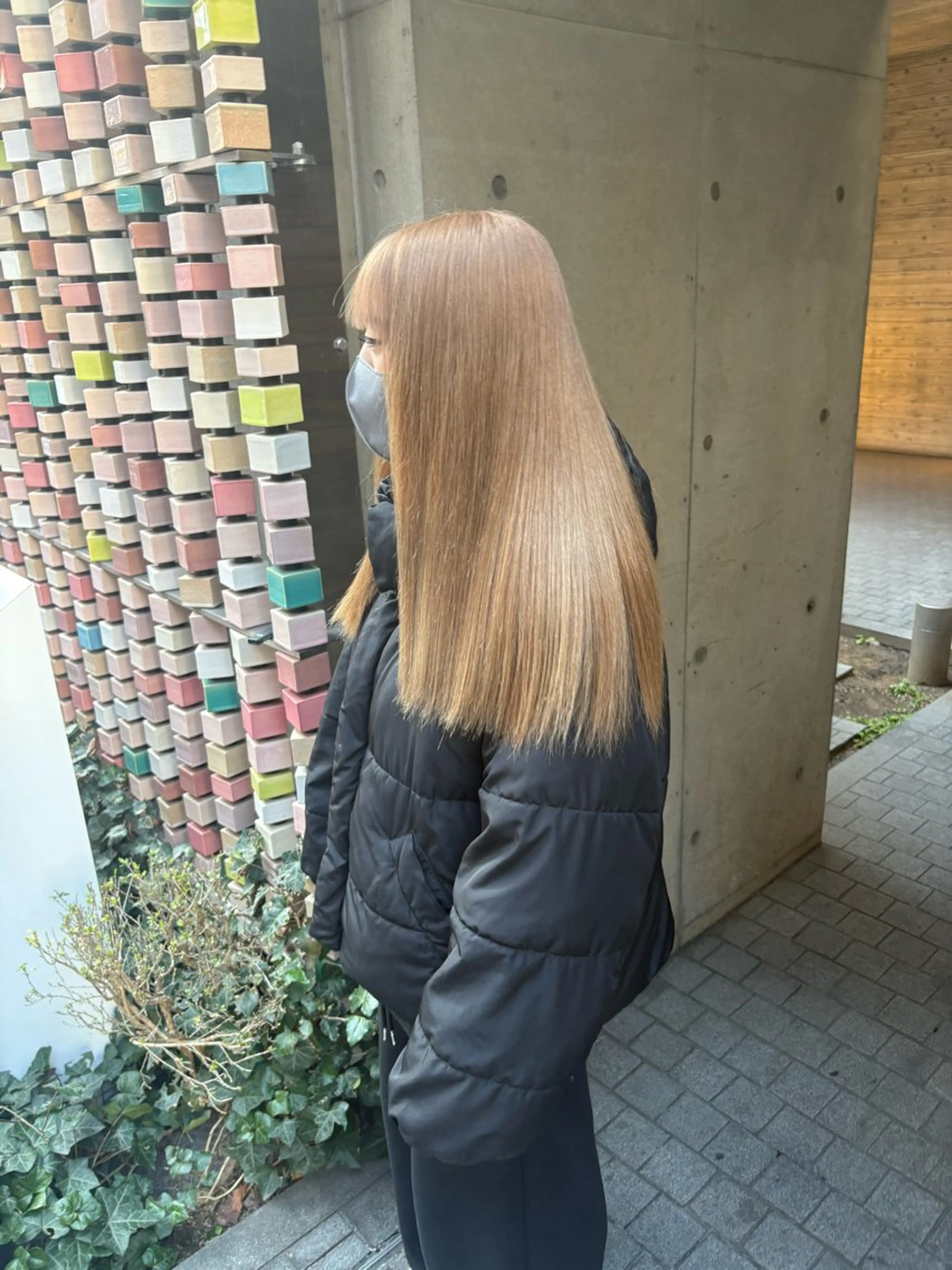 ロング カラー ｢韓国風・ハイトーン ベージュカラー｣サナのヘアスタイル