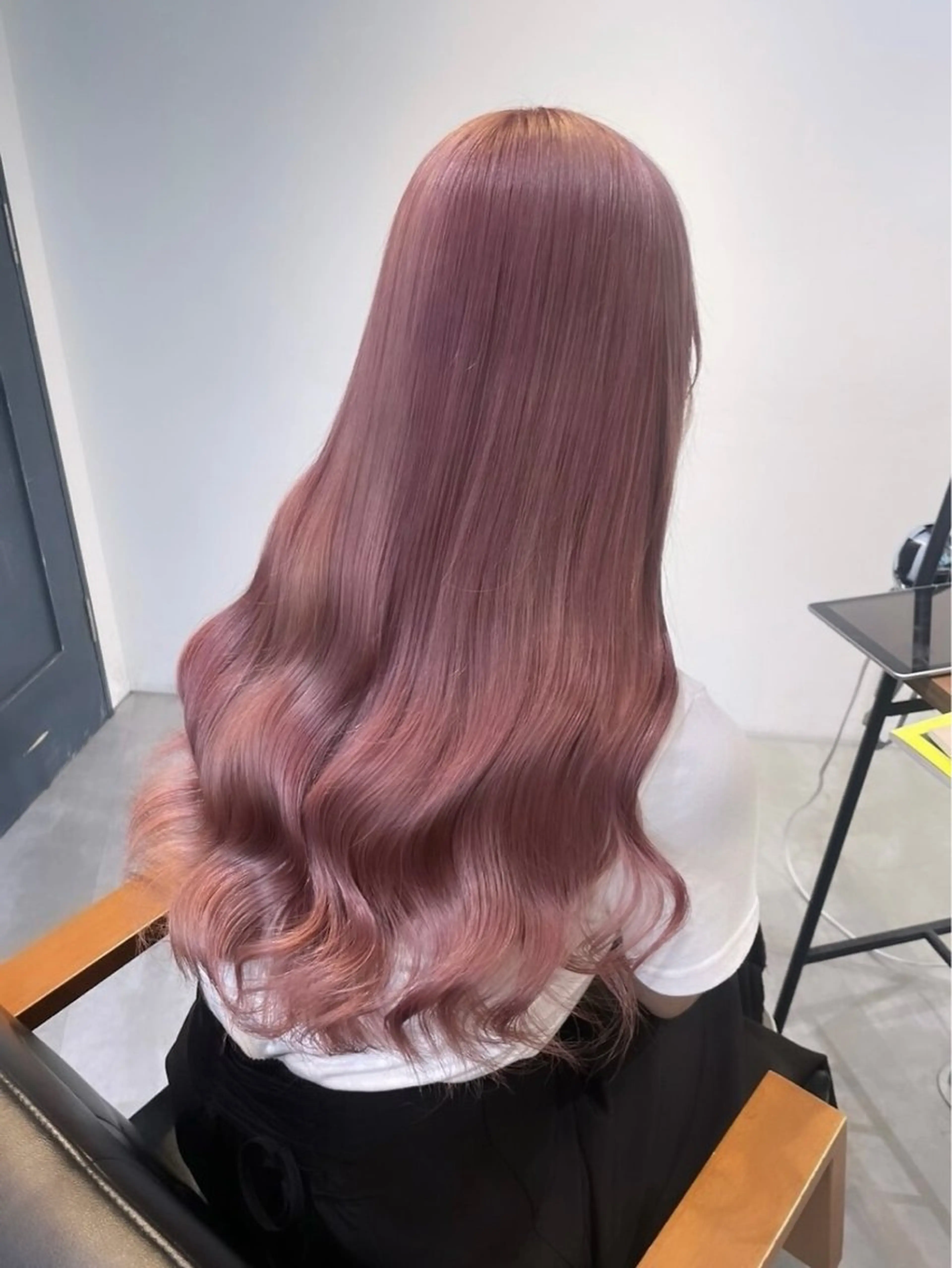 ロング カラー ブリーチ ブリーチなしカラー ピンクカラー みなみ/盛れる顔周り /マツエク/透明感のヘアスタイル