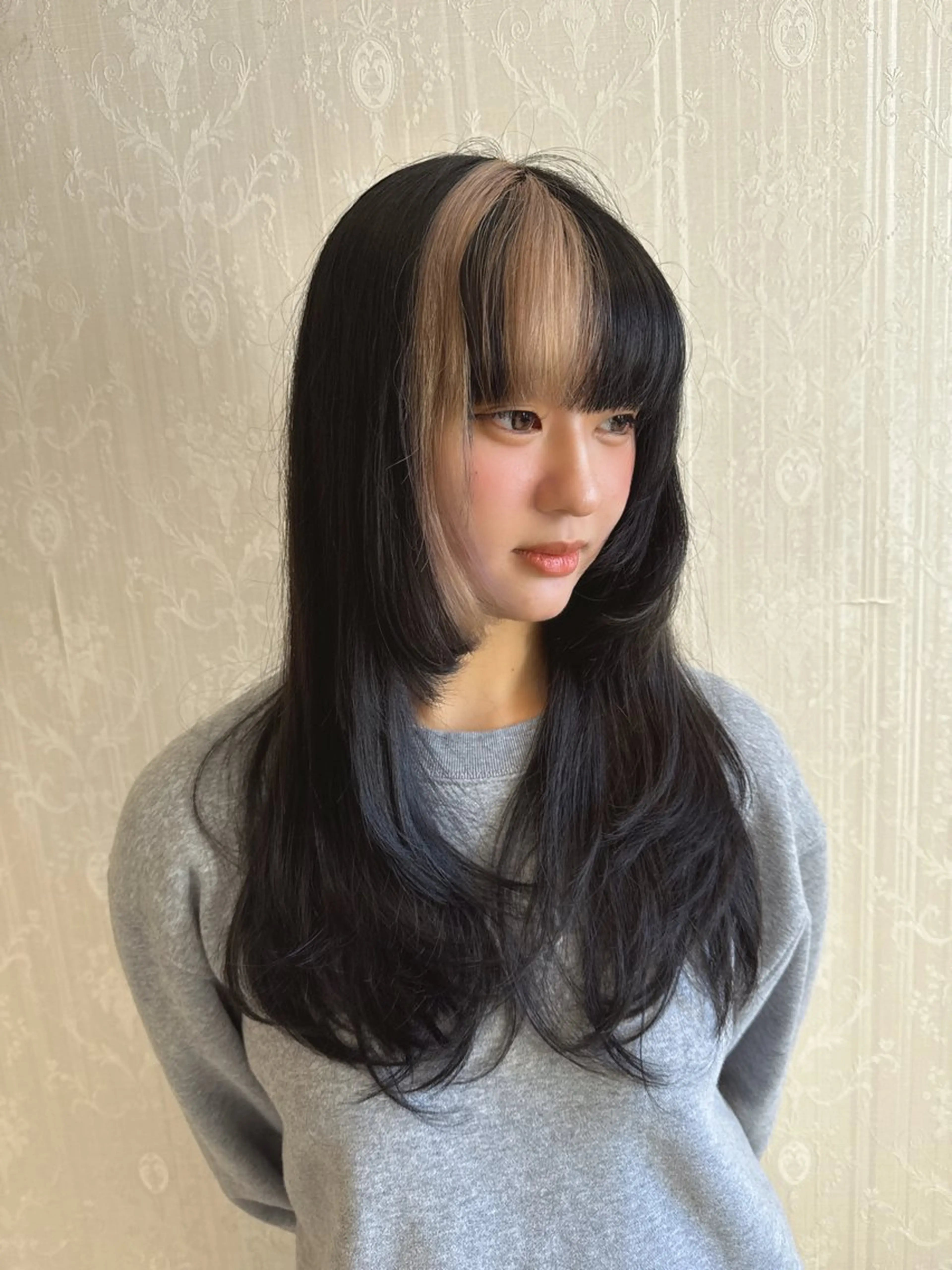 ロング カラー ブリーチ デザインカラー 岡崎 睦のヘアスタイル