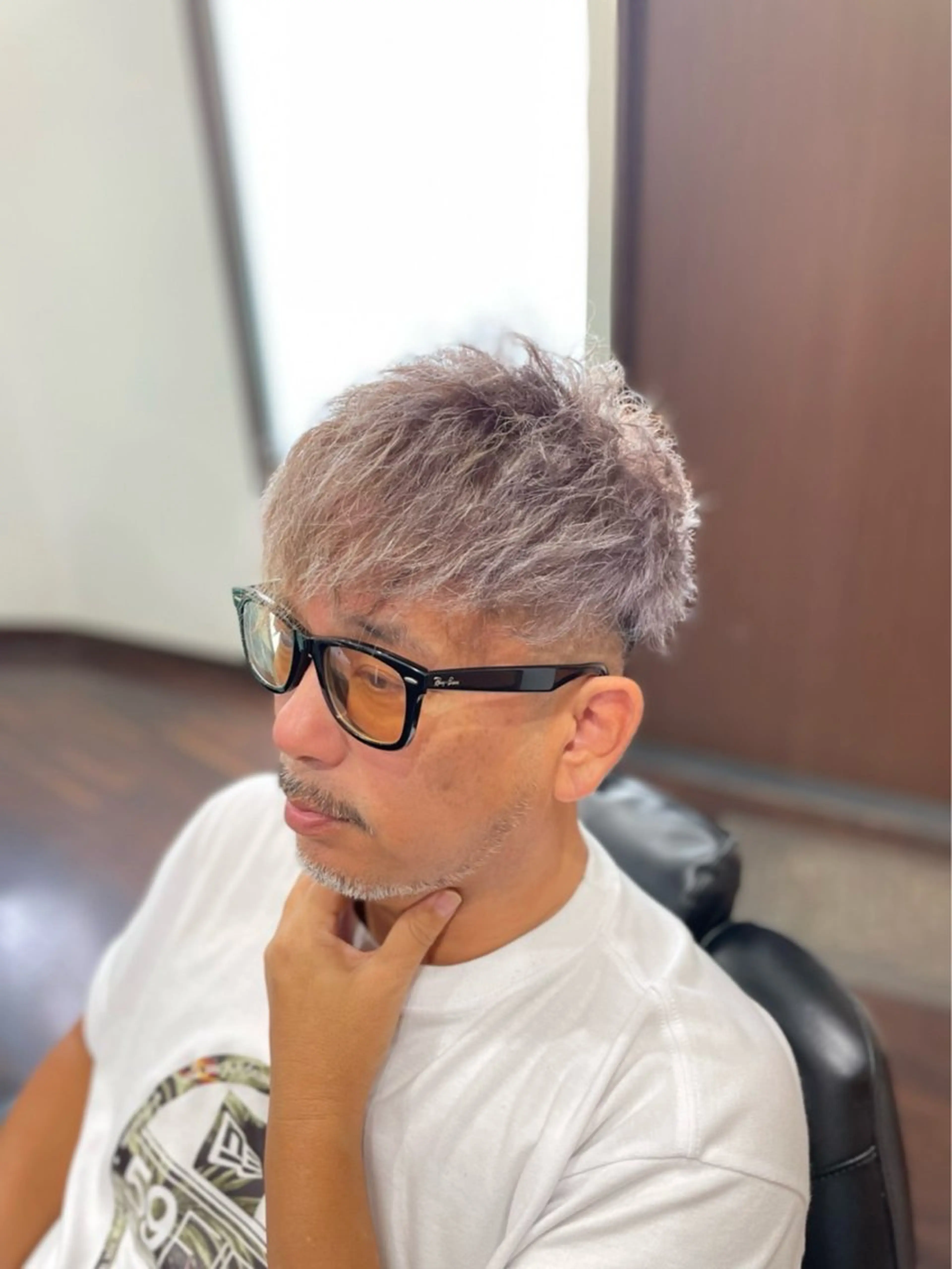 ショート カラー パーマ メンズ メンズハイトーン 刈り上げ ハイトーンカラー シルバー 早川 太貴のヘアスタイル