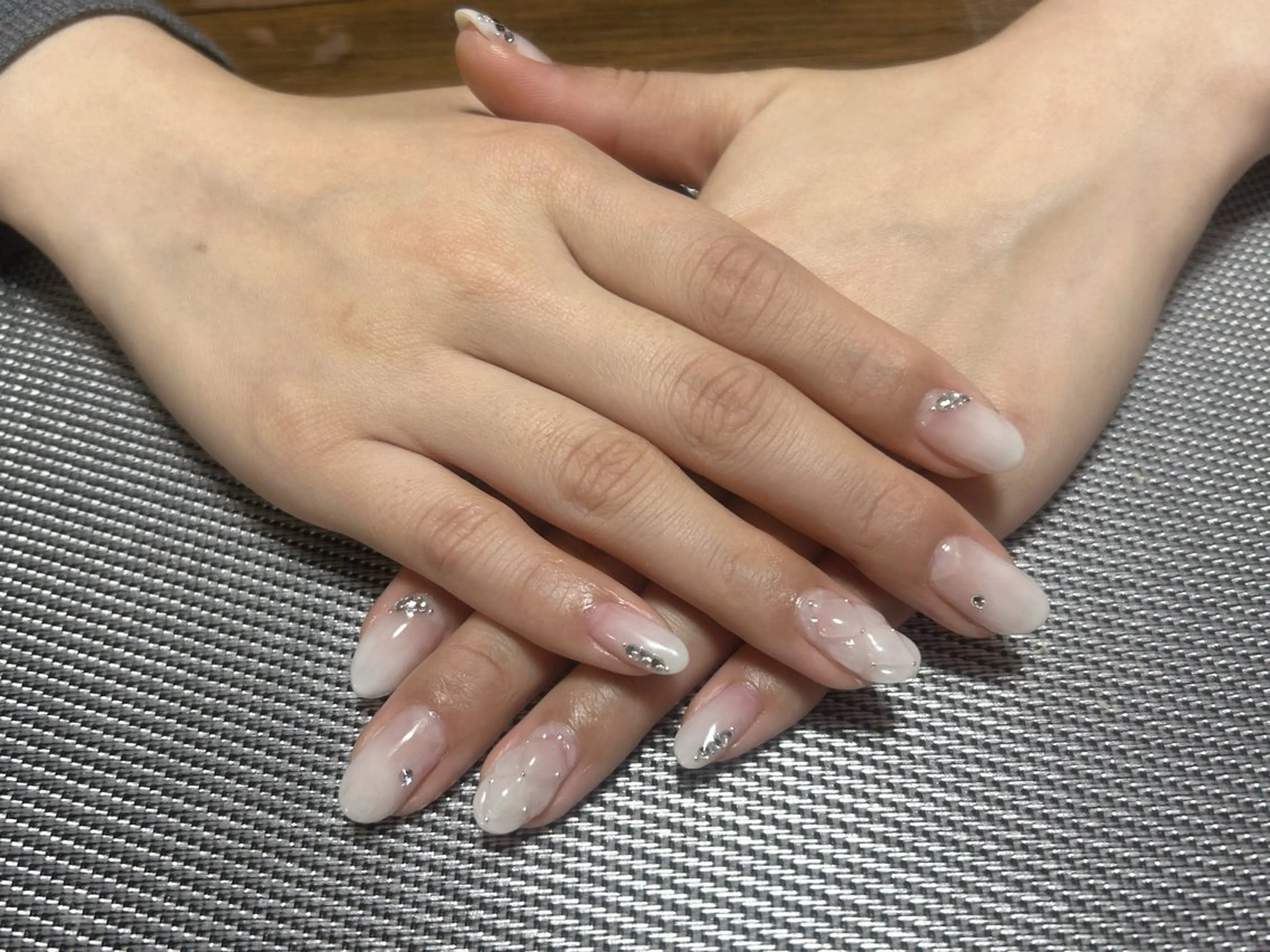 ネイル グラデーション ホワイト ハンドネイル i nailのネイルデザイン