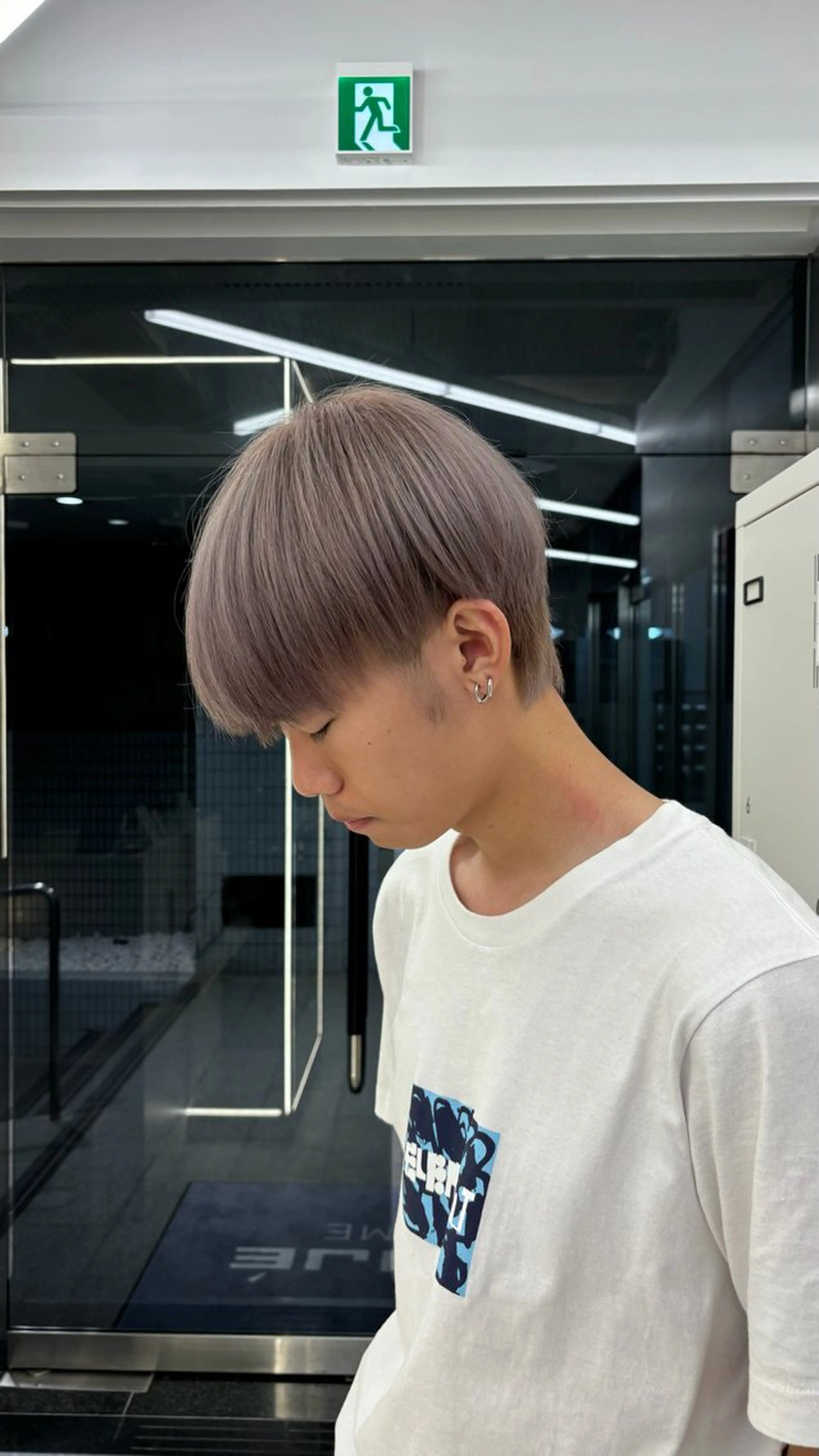 カラー メンズ メンズ韓国風 ベージュカラー シルバー シルバーベージュ ヘアカラー 松井 翔夢のヘアスタイル