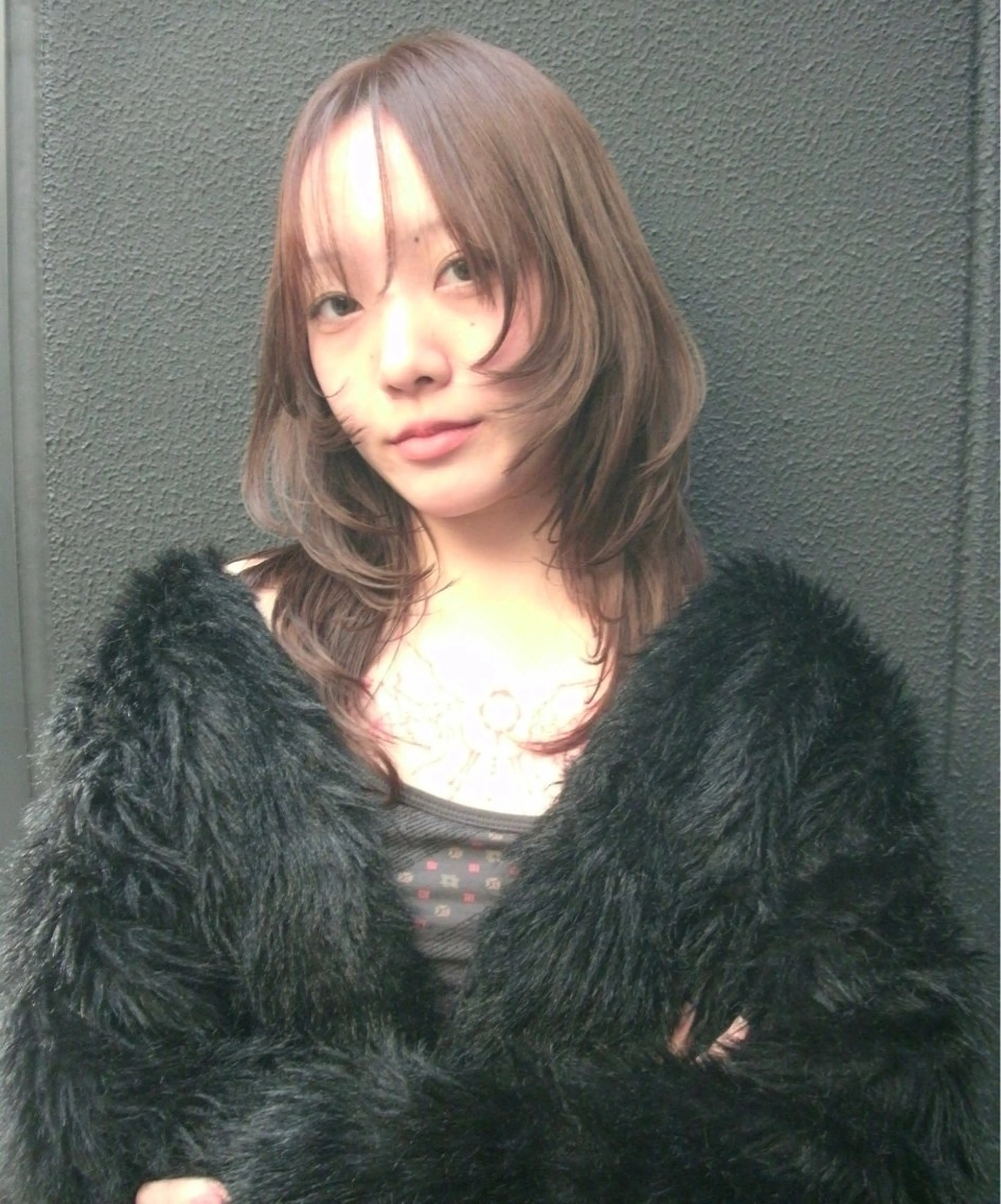 ミディアム カラー くびれヘア 顔まわりレイヤー ハッシュカット ハイレイヤー ヨシンモリ カット ヘアカラー トリートメント MIU/ルーツカラー 顔まわりレイヤーのヘアスタイル