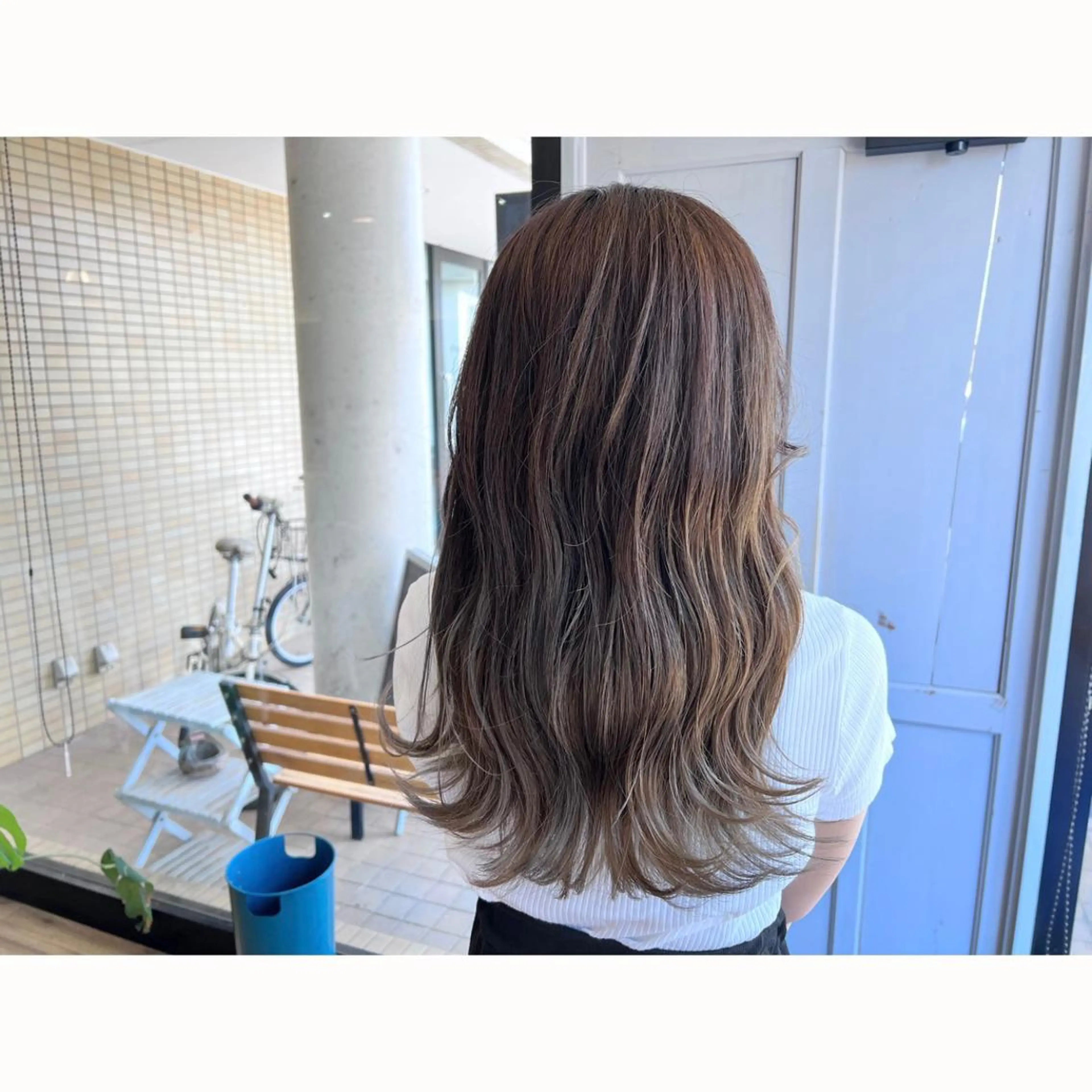 ロング カラー バレイヤージュ グレージュ ハイライトカラー ハイライト レイヤーカット ツキダテ ユイのヘアスタイル