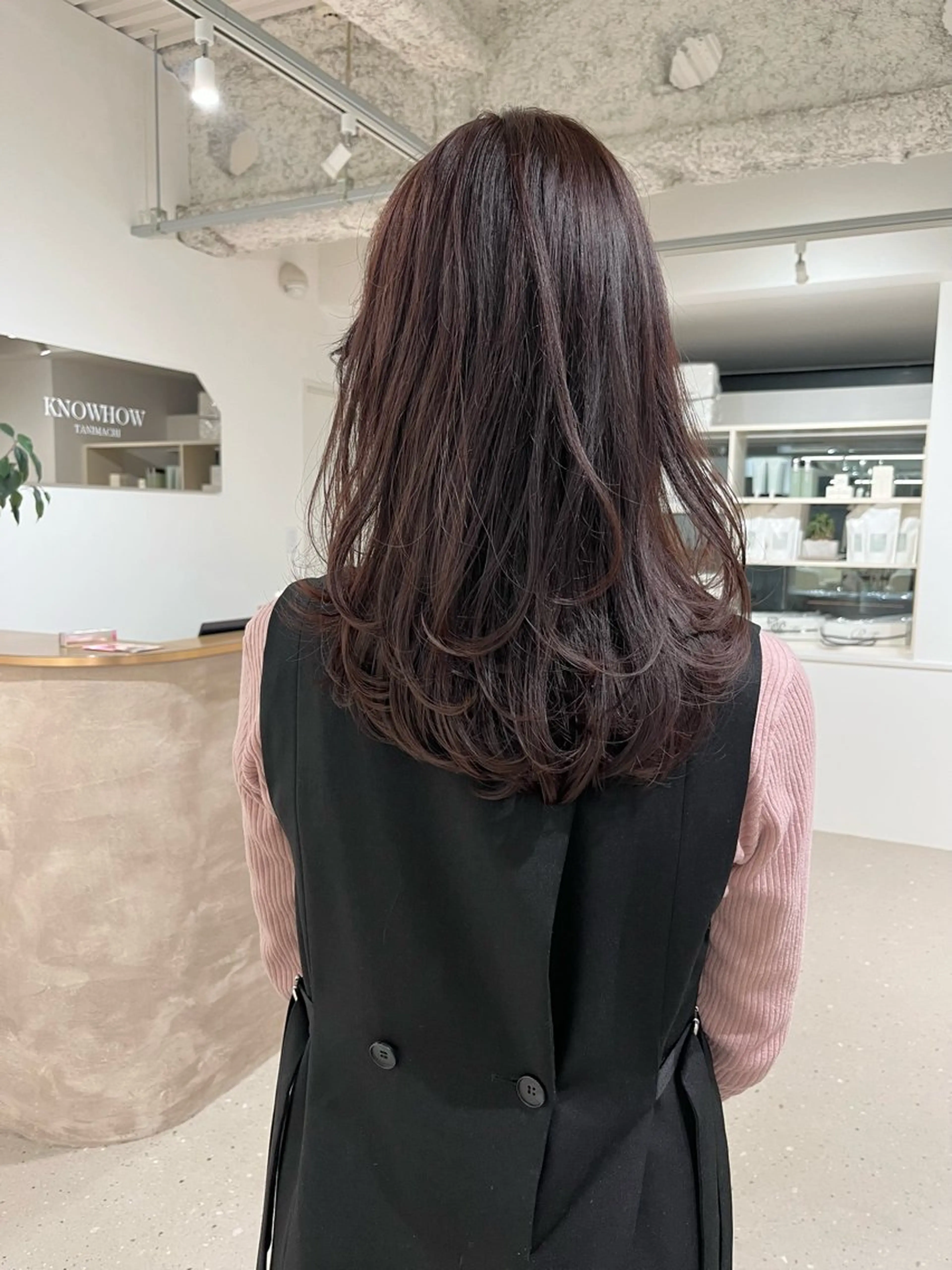 セミロング ラベンダーベージュ レイヤーカット 箱崎 凪沙のヘアスタイル