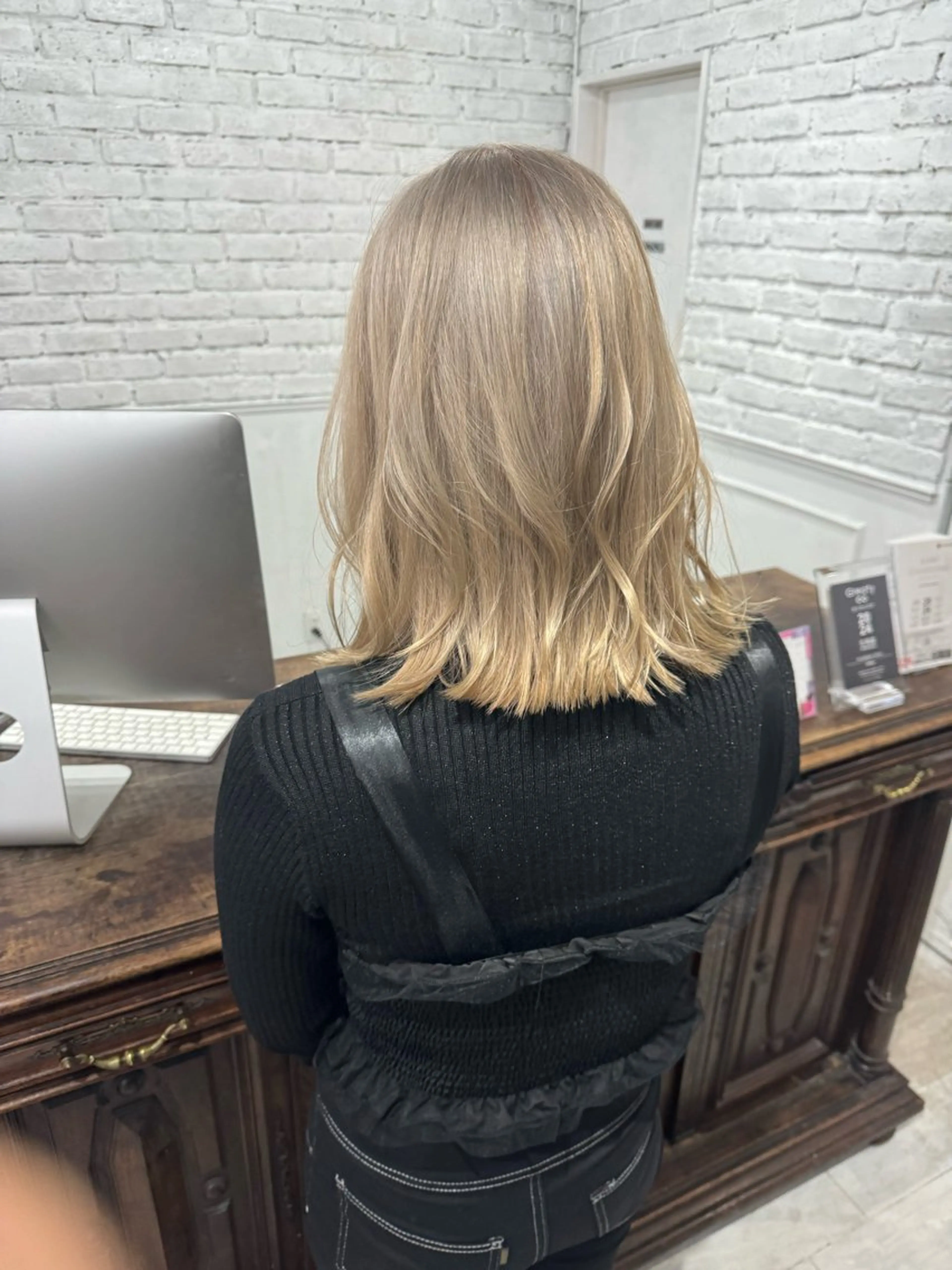 ミディアム カラー バレイヤージュ ミストバング ベージュカラー ブリーチ 抜きっぱなしブロンド 札幌ブリーチカラー/ ダブルカラー/ドイのヘアスタイル