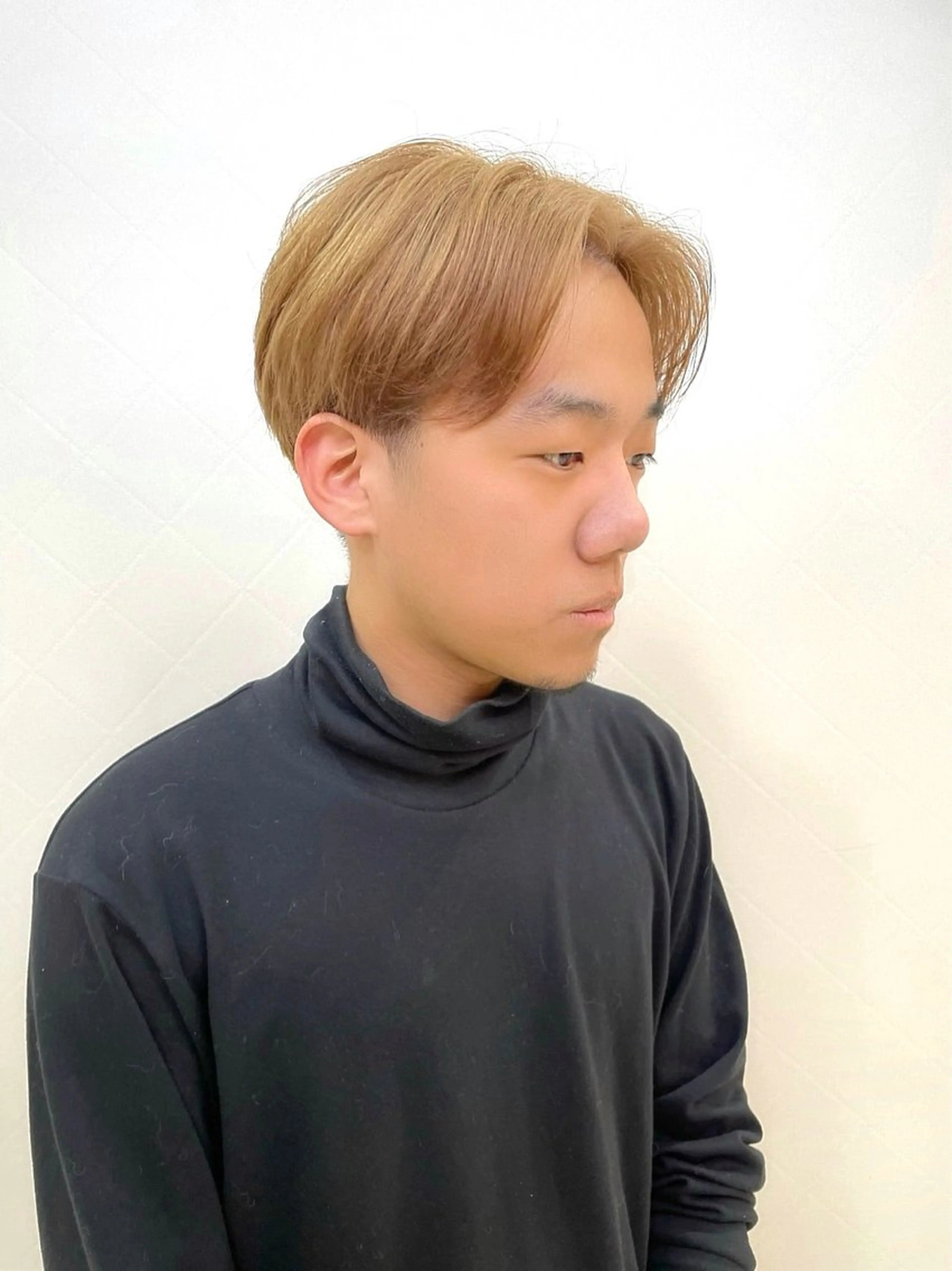 ショート カラー メンズ センターパート マッシュ ツーブロック ベージュカラー ダブルカラー 縮毛矯正／ 似合わせ／古津遼平のヘアスタイル