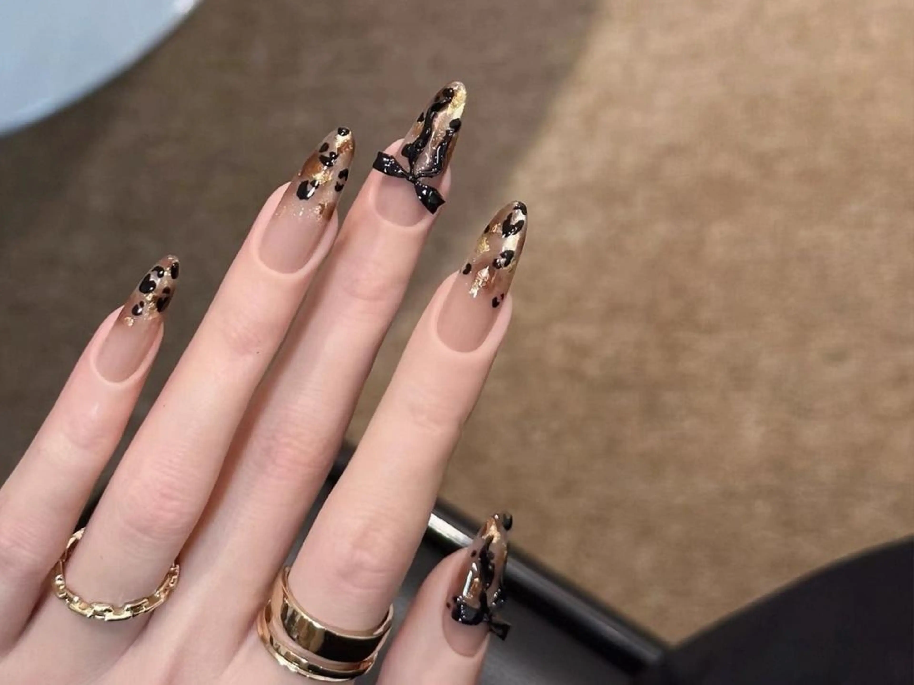 ネイル ガーリー ホログラムネイル ロングネイル ストーンネイル ネイルチップ ハンドネイル ハンドケア Feinn Ink💕のネイルデザイン