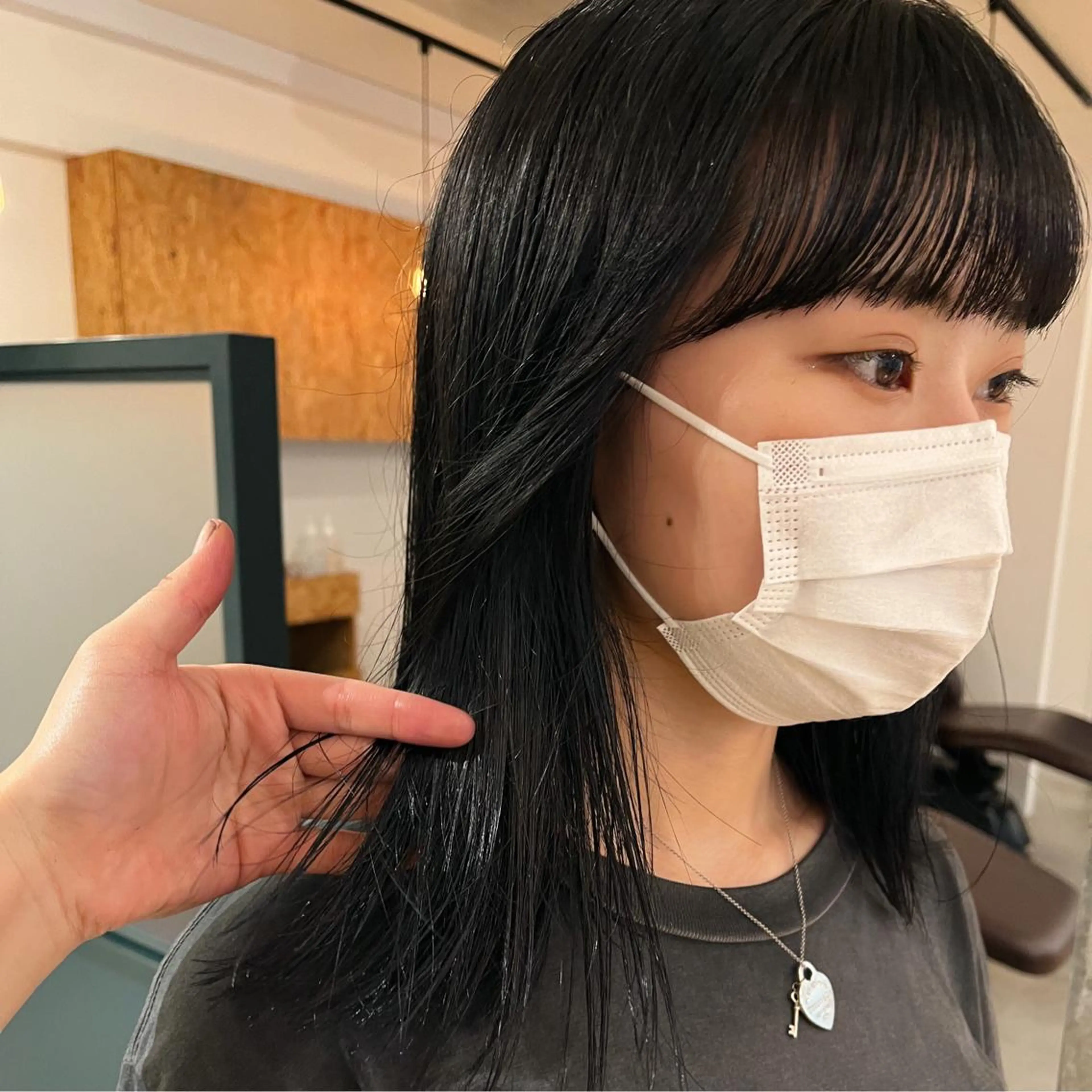 ミディアム カラー 黒髪 ブルーカラー ブルーブラック 暖色/パーマ 🌼クニトウメイのヘアスタイル