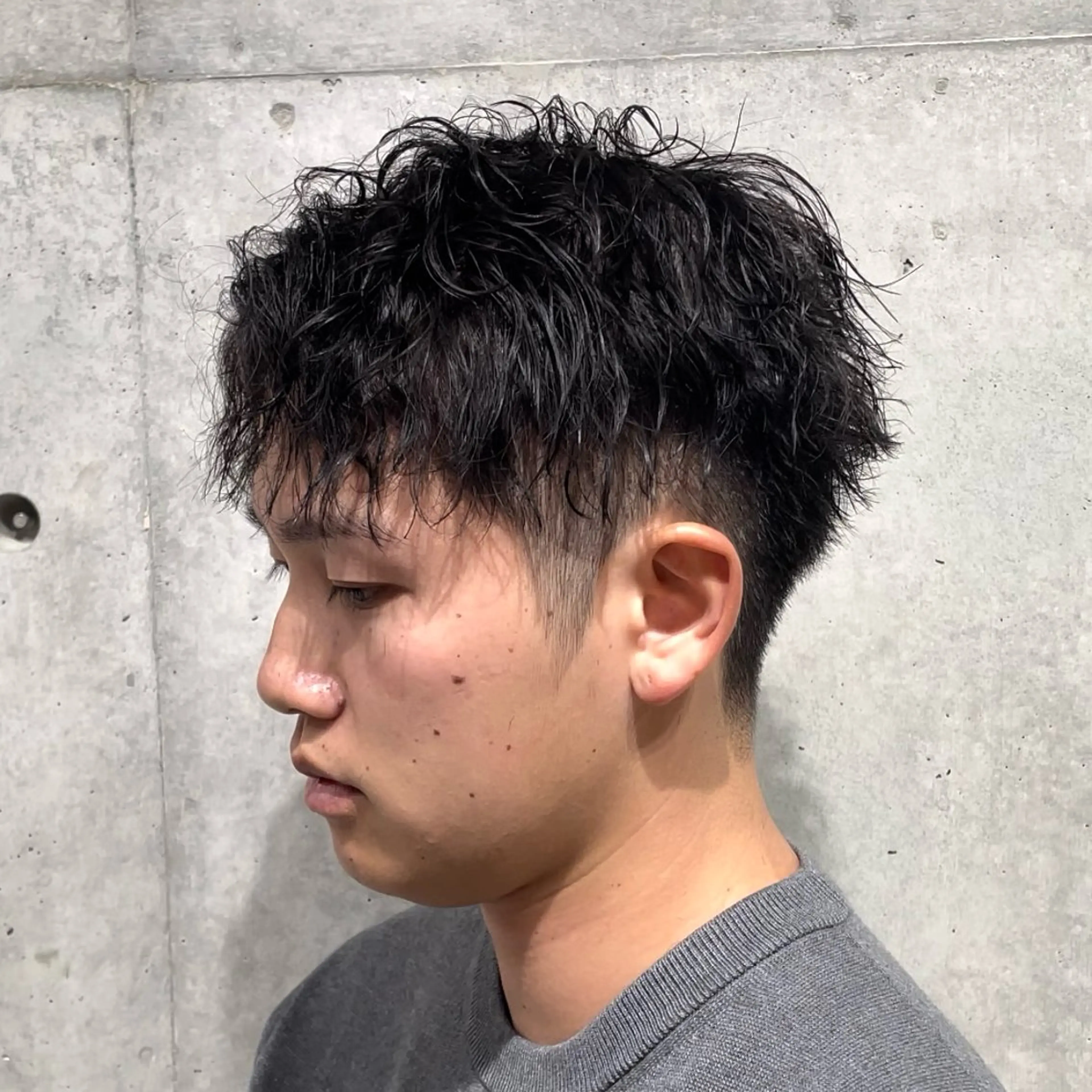 ショート パーマ メンズ センターパート メンズハイライト メンズメッシュ メンズパーマ スパイキーショート 中崎町メンズパーマ/ シャドウ/山下拓実のヘアスタイル