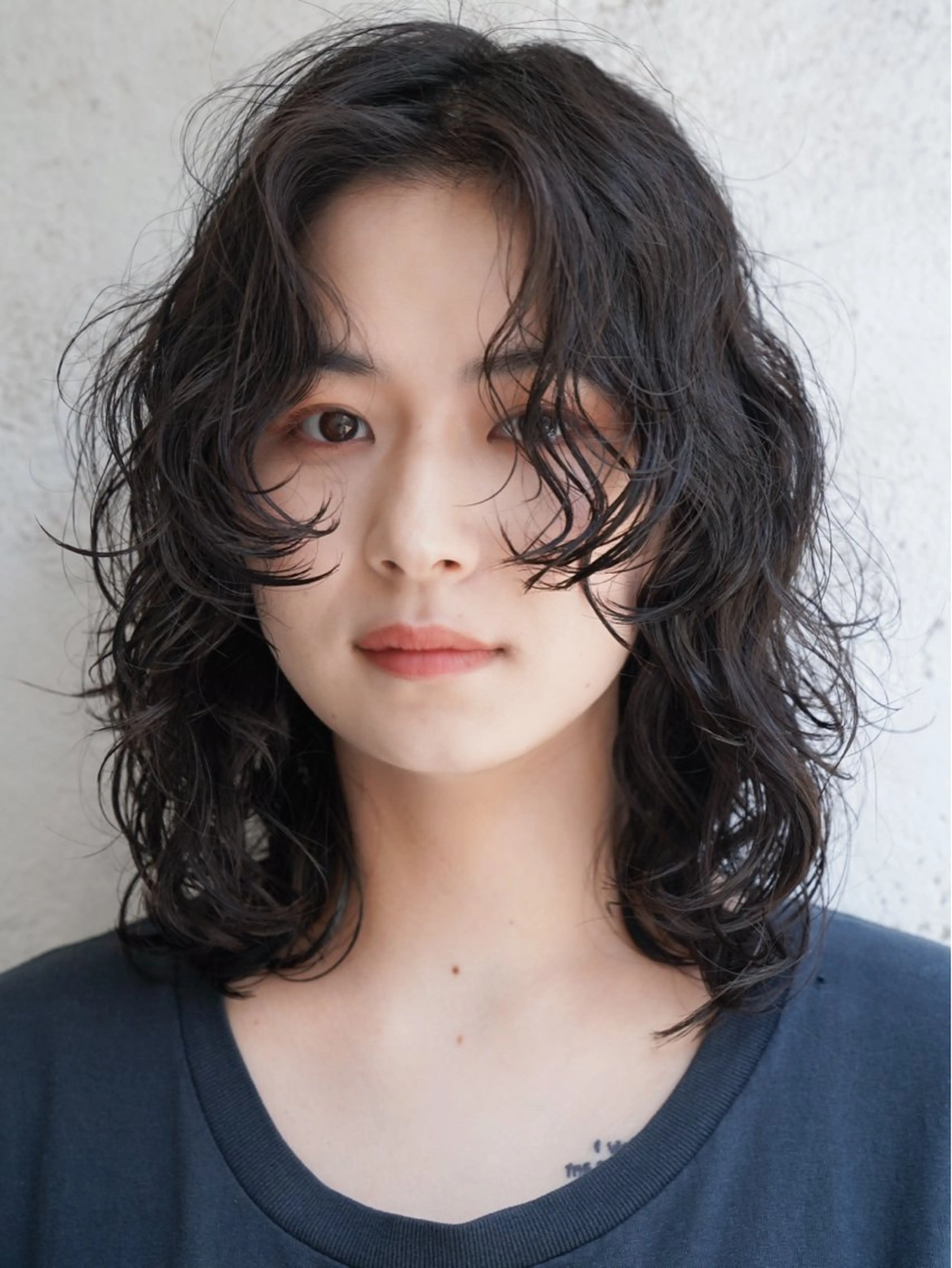 ミディアム パーマ ミディアムパーマ ズミ/垢抜けレイヤー 🦖透明感カラーのヘアスタイル