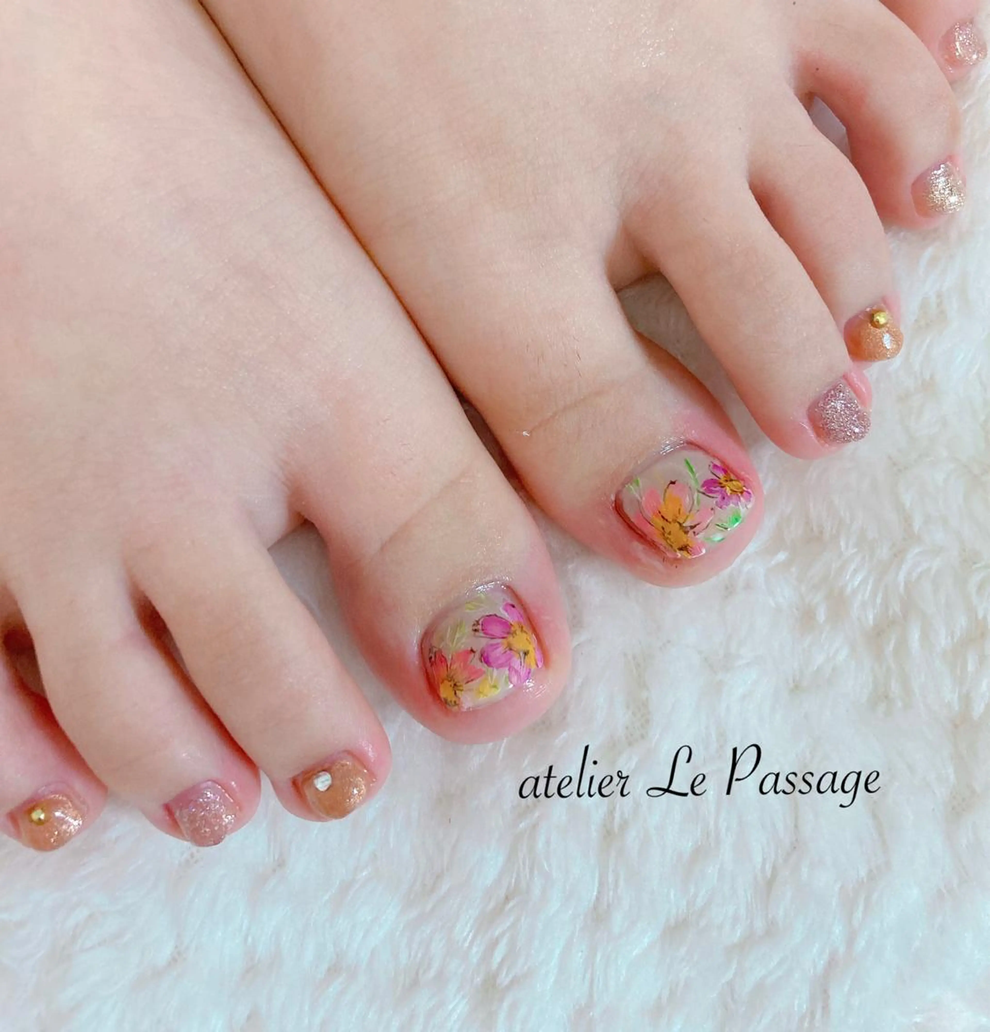ネイル フラワーネイル フットネイル ジェルネイル キラキラネイル ラメ(グリッター) Atelier Le Passage所属・h nakatsukaのネイルデザイン