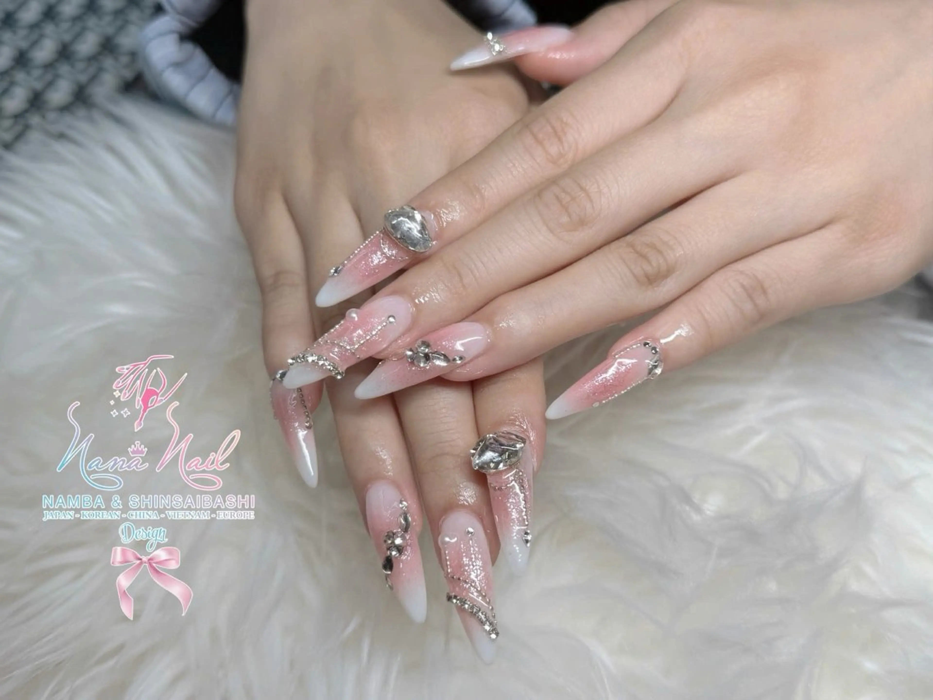 ロング 韓国風ヘア ロング クリスマス ハンドネイル 79Linanailnamba所属・Linanail Nambaのネイルデザイン