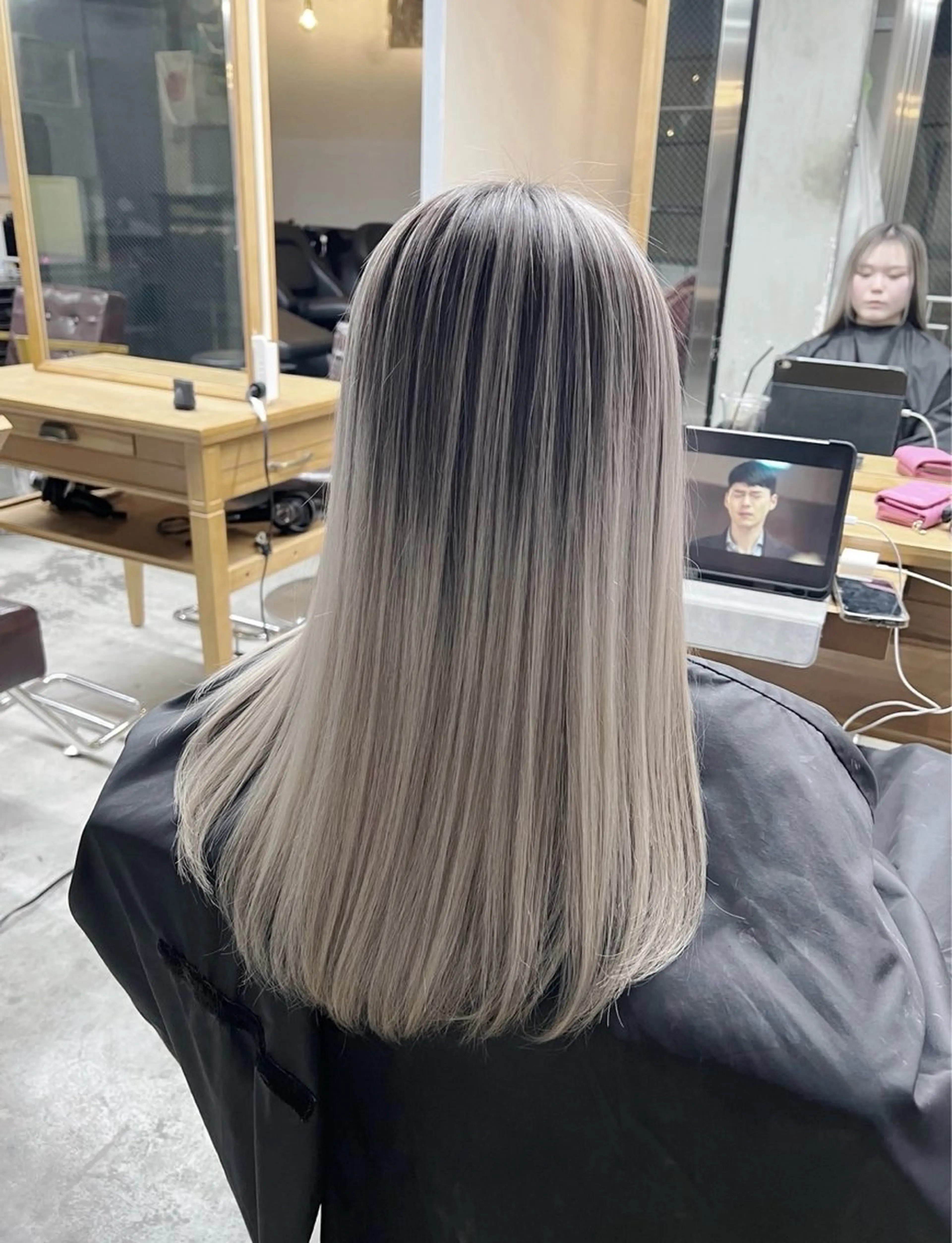 ロング カラー バレイヤージュ シルバー ホワイトシルバー レイヤーカット ヘアカラー トリートメント 指名数No.1 /NAOYAのヘアスタイル