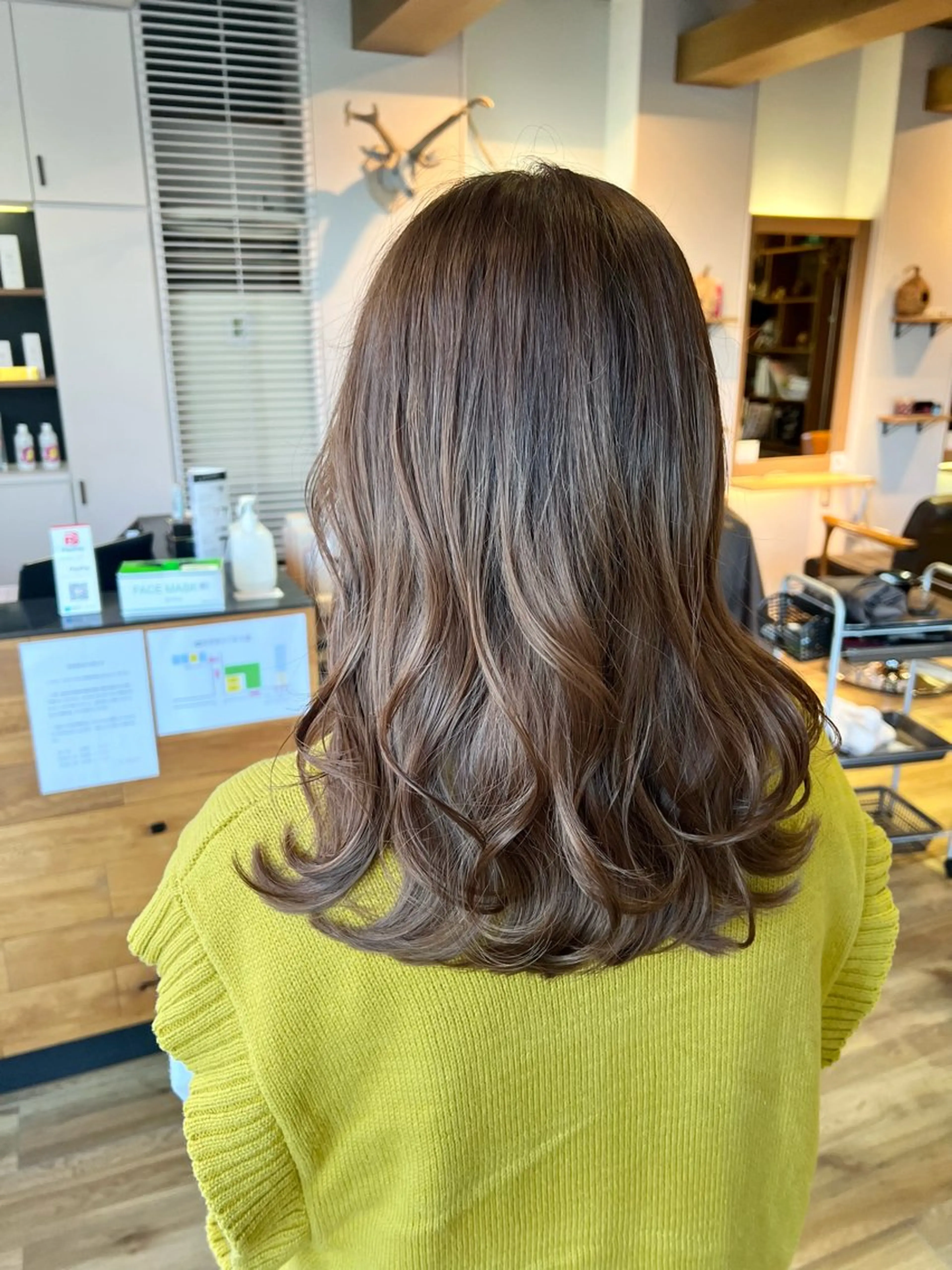 ロング カラー ベージュカラー ブリーチ カット ヘアカラー トリートメント ツキダテ ユイのヘアスタイル