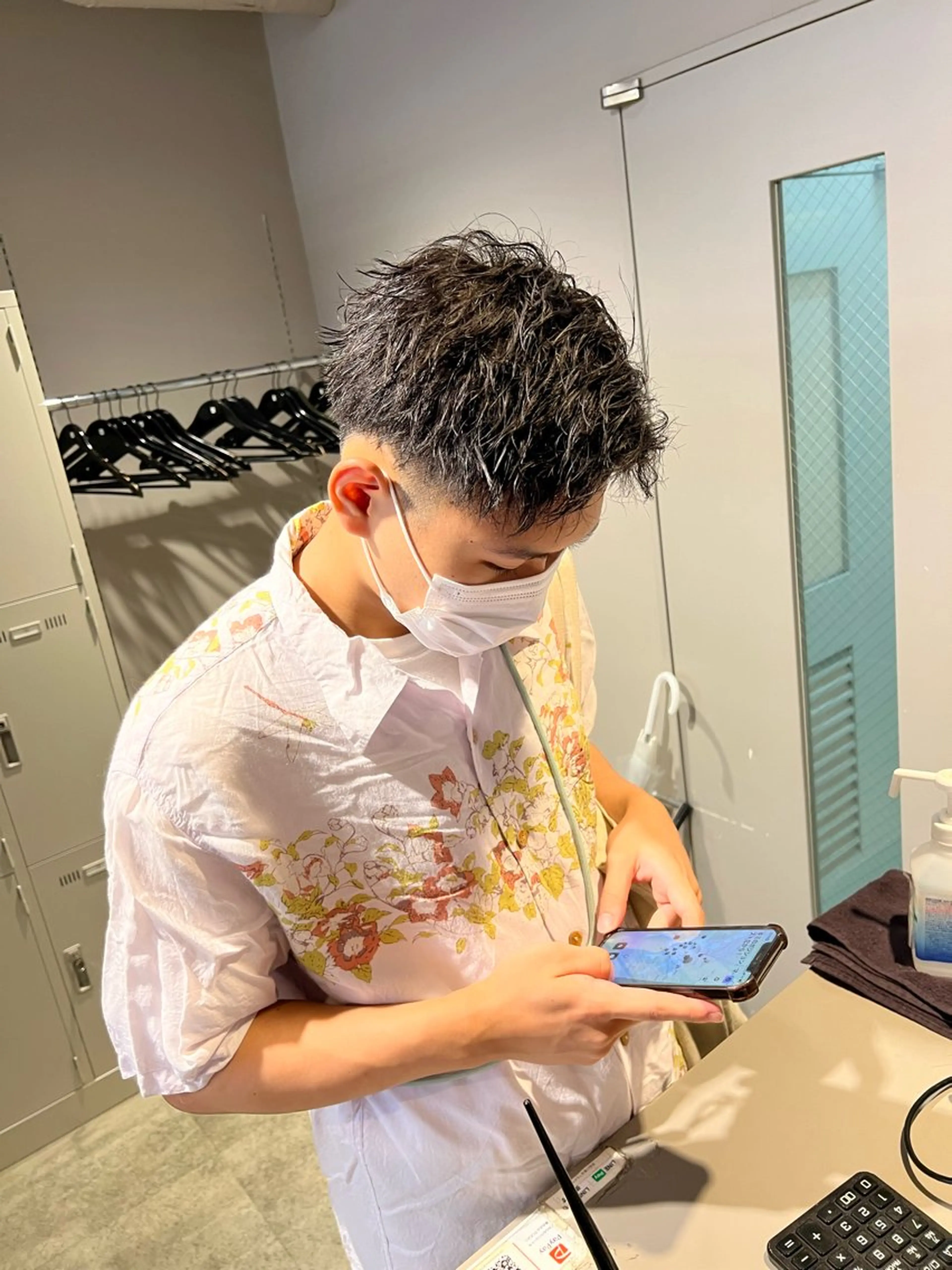 ミディアム パーマ メンズ ミディアムパーマ センターパート メンズ韓国風 韓国マッシュ マッシュウルフ メンズパーマ特化 TAIGAのヘアスタイル