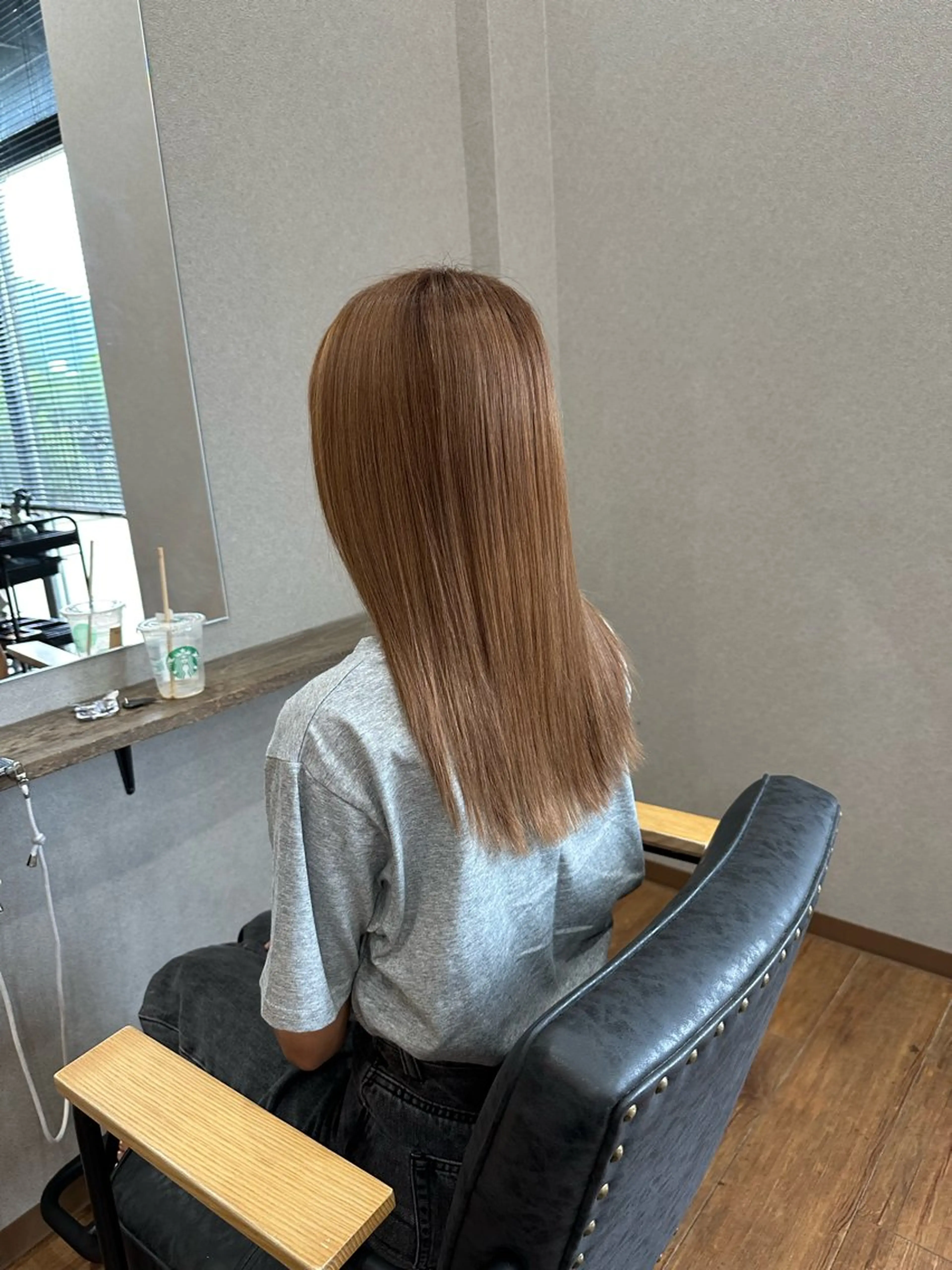 ロング カラー ベージュカラー ミルクティーベージュ ヘアカラー トリートメント 鵜飼 真伍のヘアスタイル