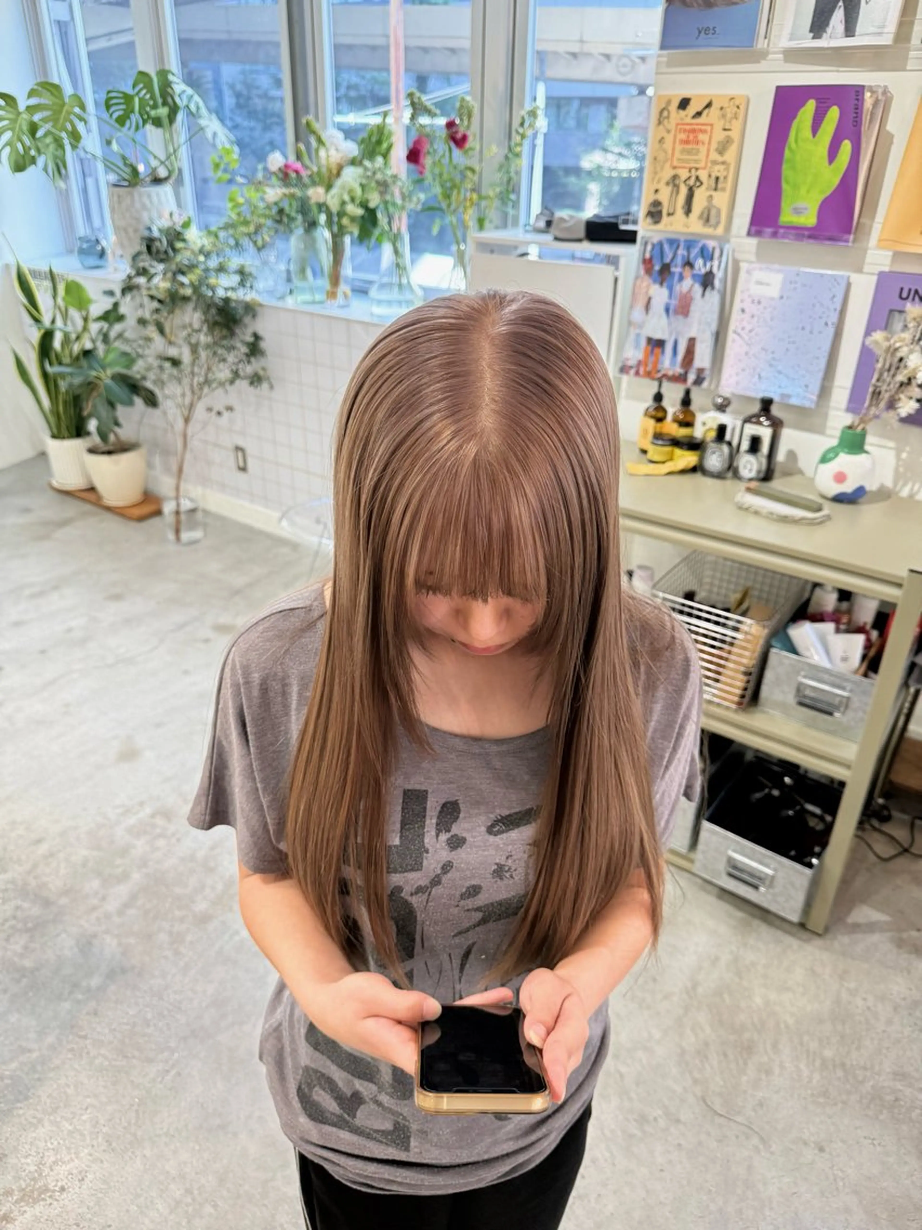 ロング モモコ/ブリーチ/ ミルクティカラーのヘアスタイル