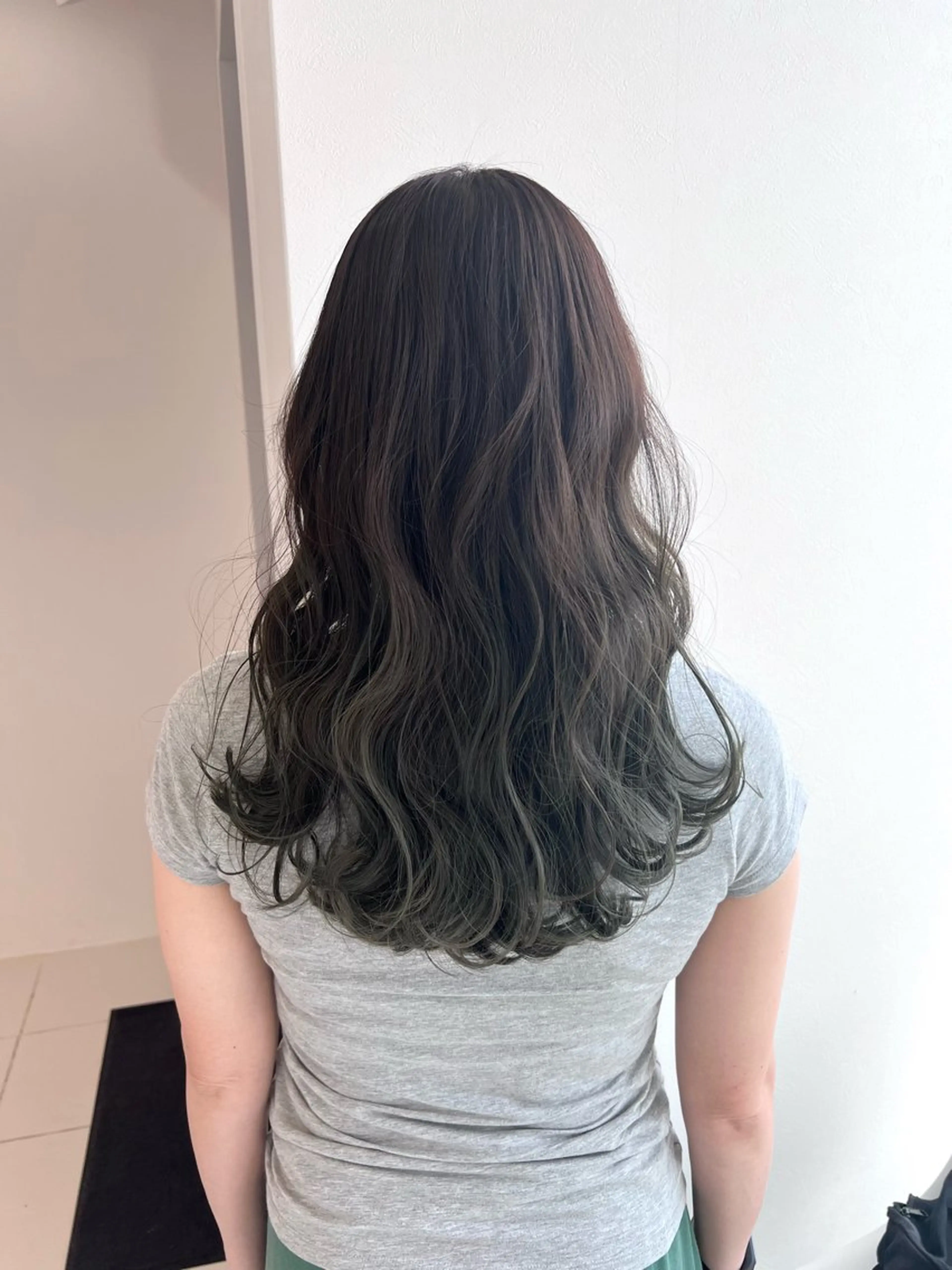 ロング カラー グラデーションカラー ヘアカラー トリートメント VIRAL ヴァイラルのヘアスタイル