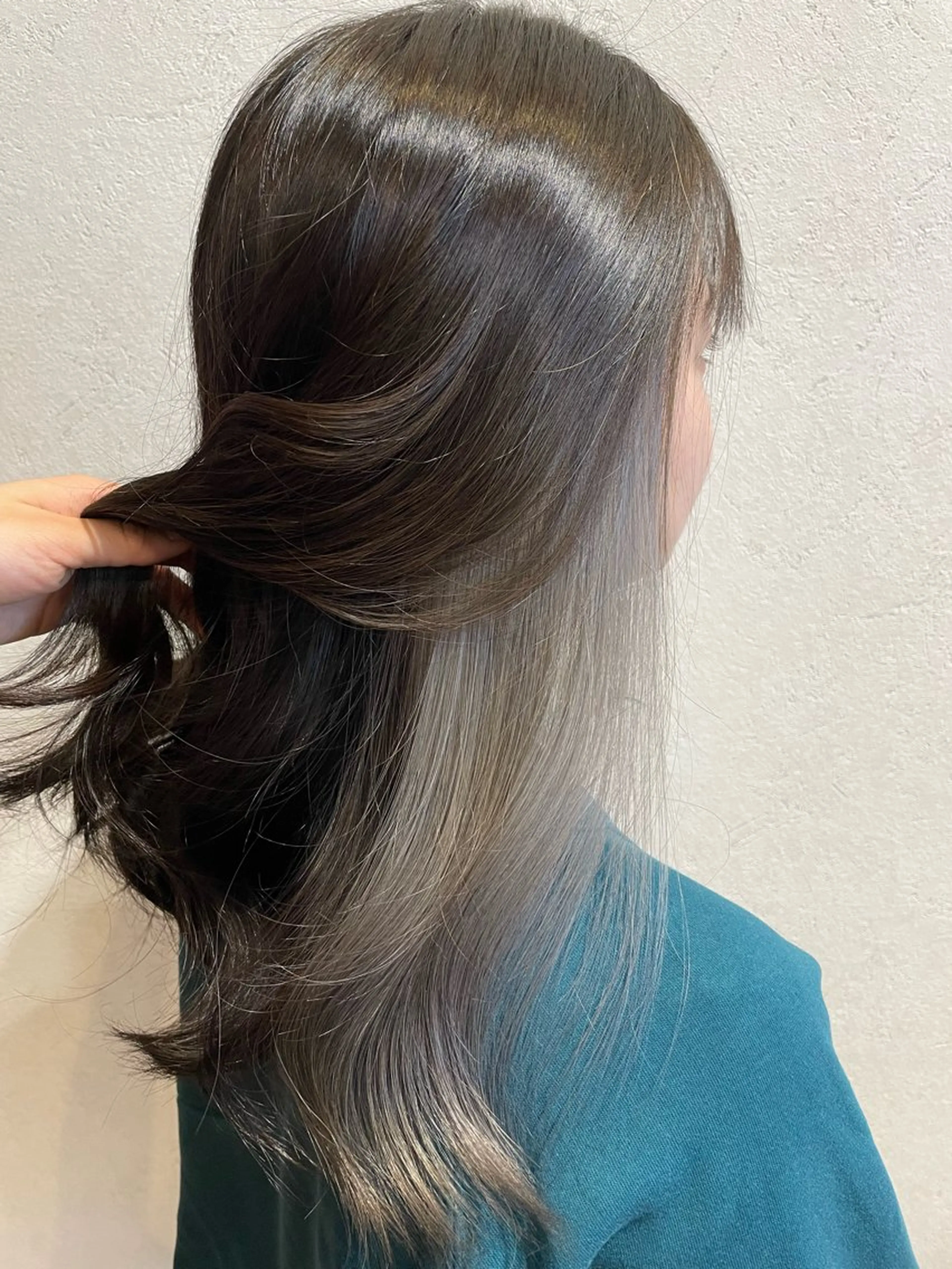 カラー 岡村 真子のヘアスタイル