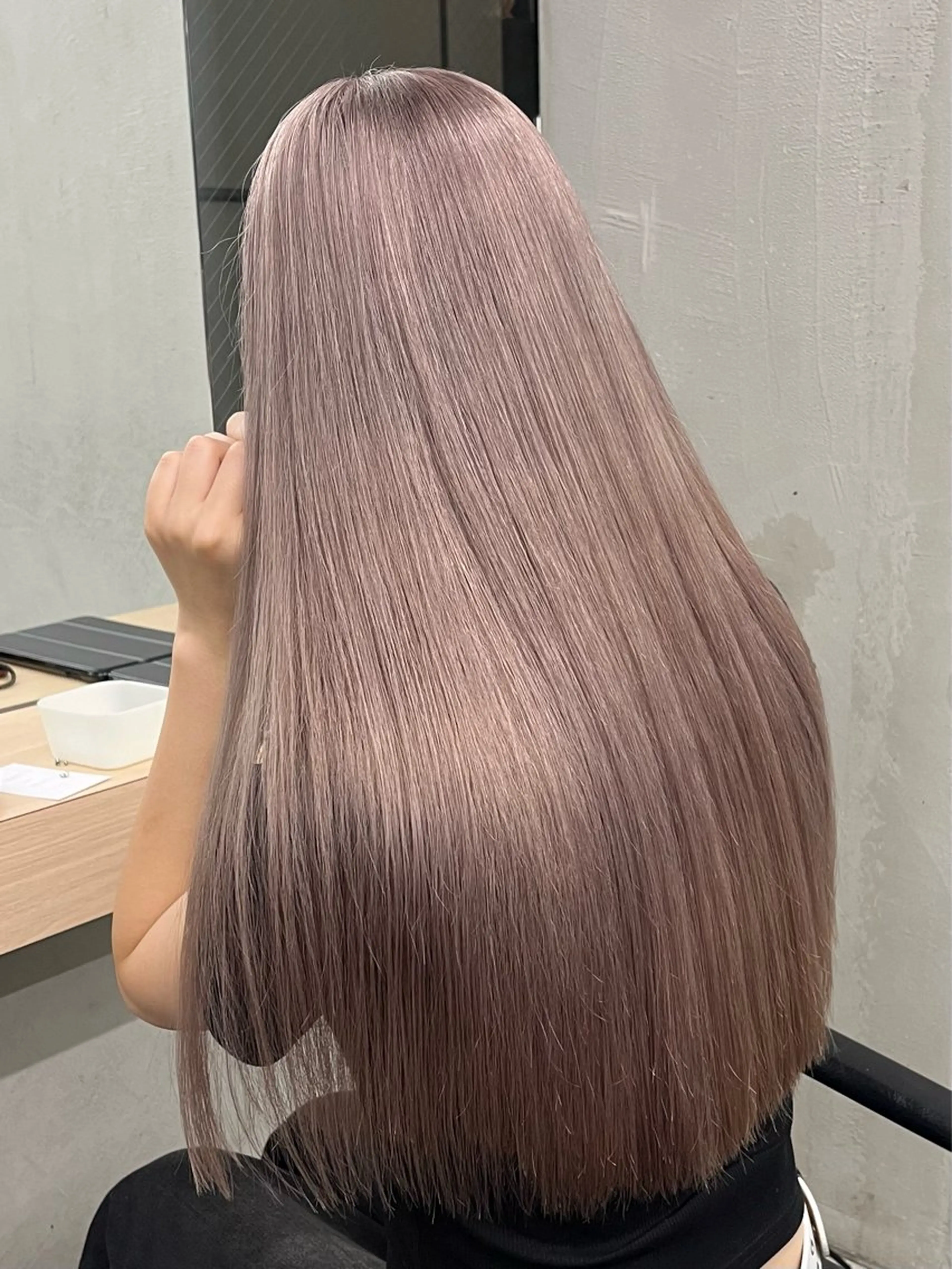 セミロング カラー イツク ⚡️ ルーツ/ハイトーンのヘアスタイル