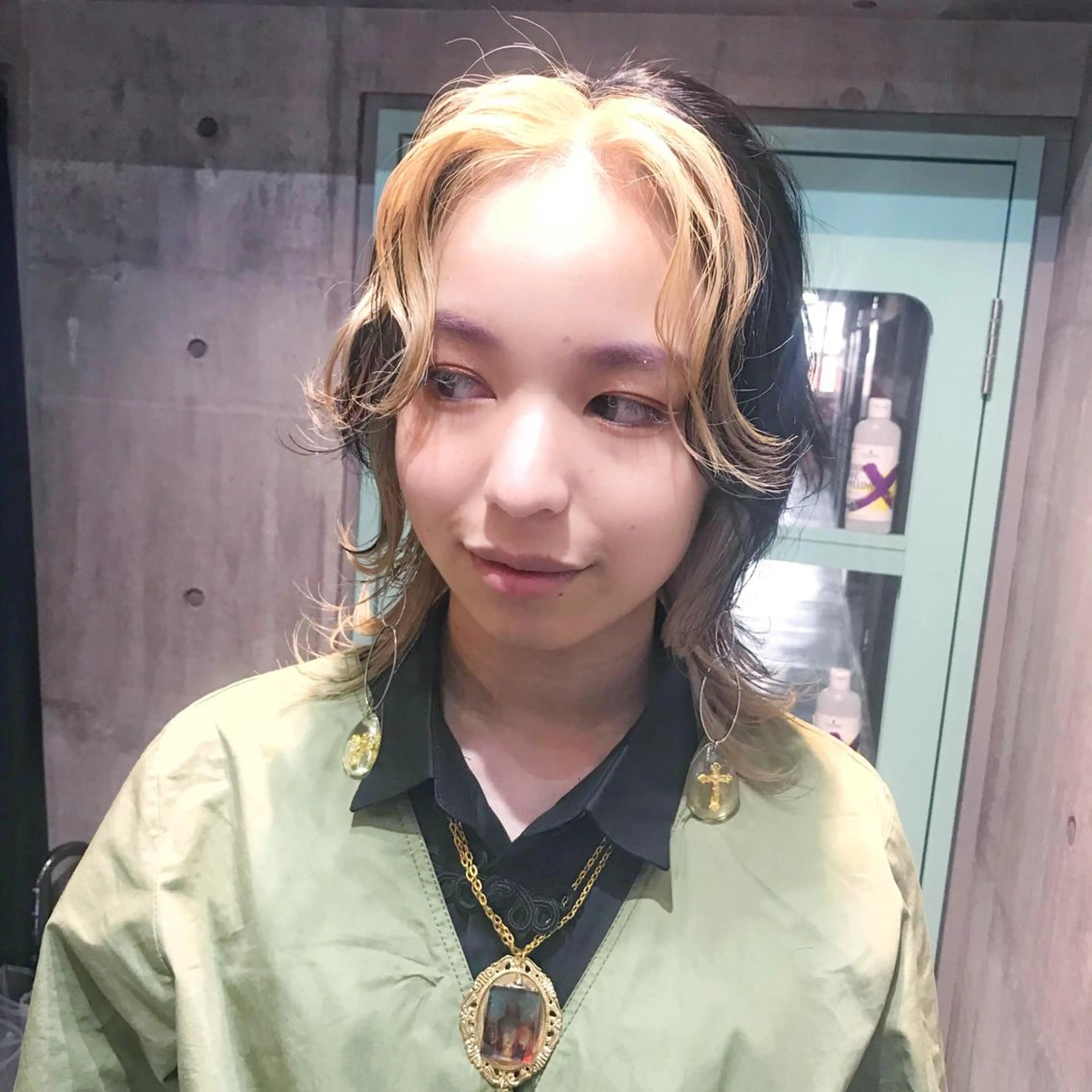 ミディアム カラー かきあげバング ウルフカット ホワイト&レイヤーカ ットエクステ長畠俊輔のヘアスタイル