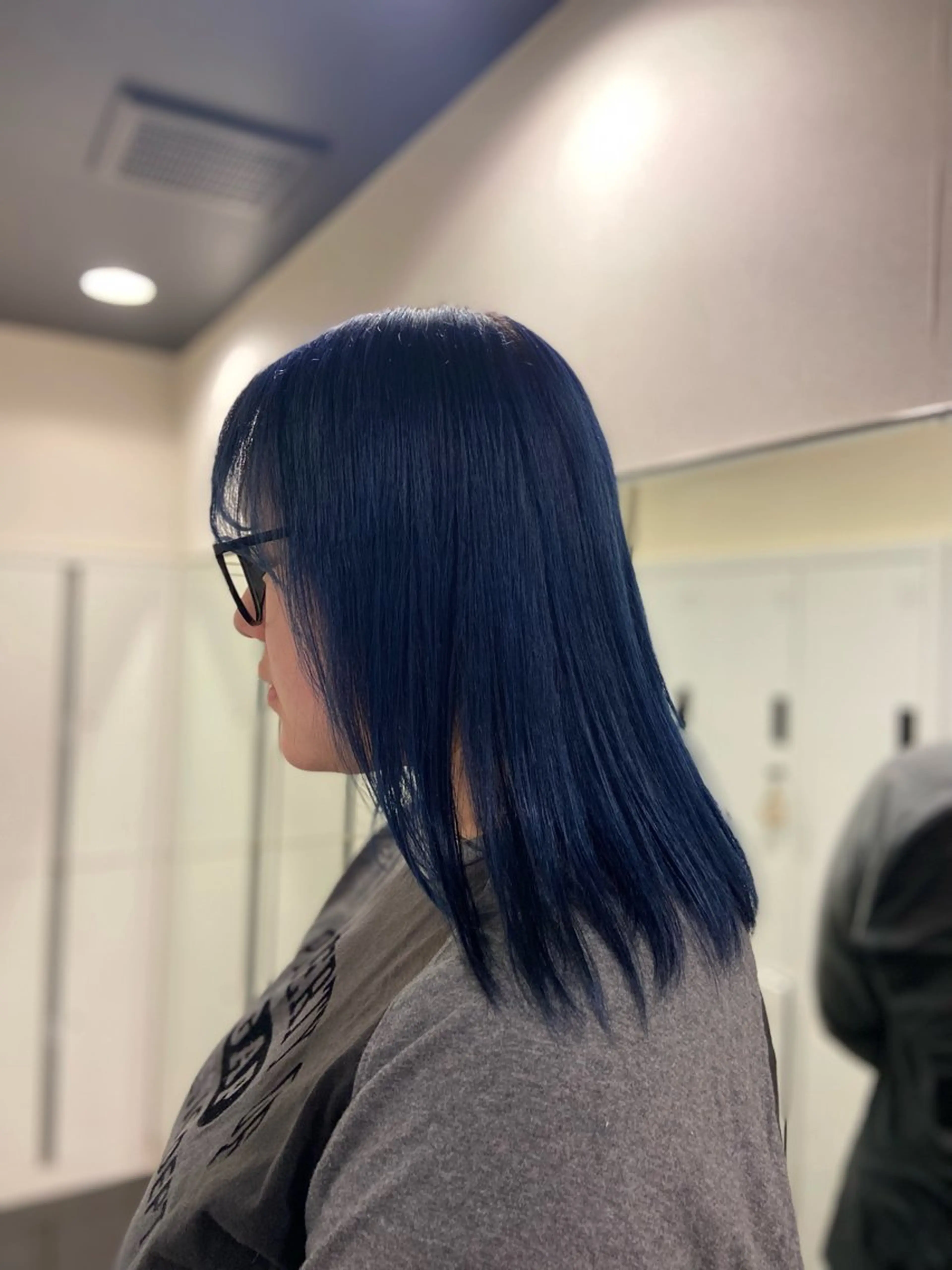 ミディアム カラー ブルーカラー ネイビーカラー シルバー ハイトーン/レイヤー 似合わせ・ユキノのヘアスタイル