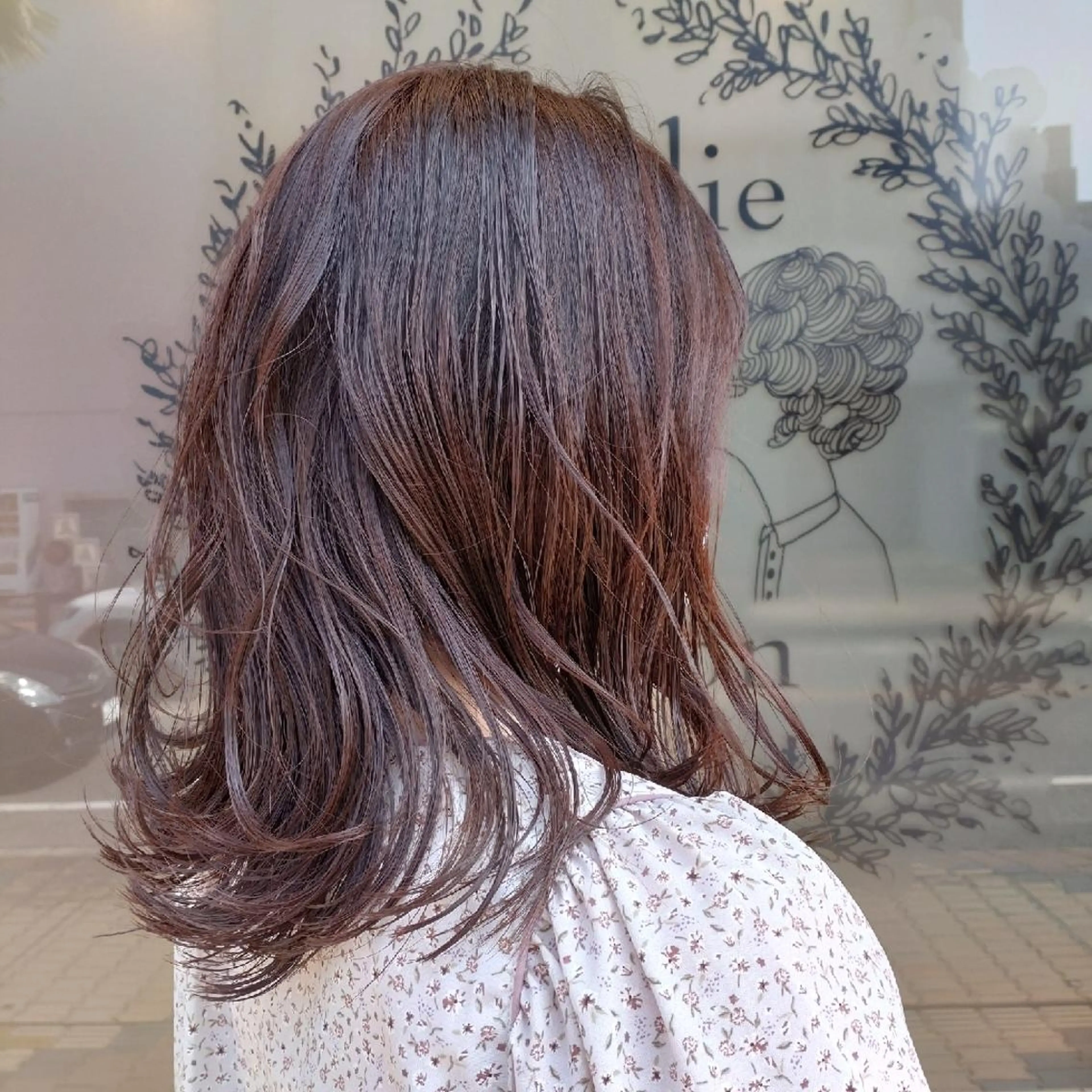 カラー セミロング 大槻 百合子のヘアスタイル
