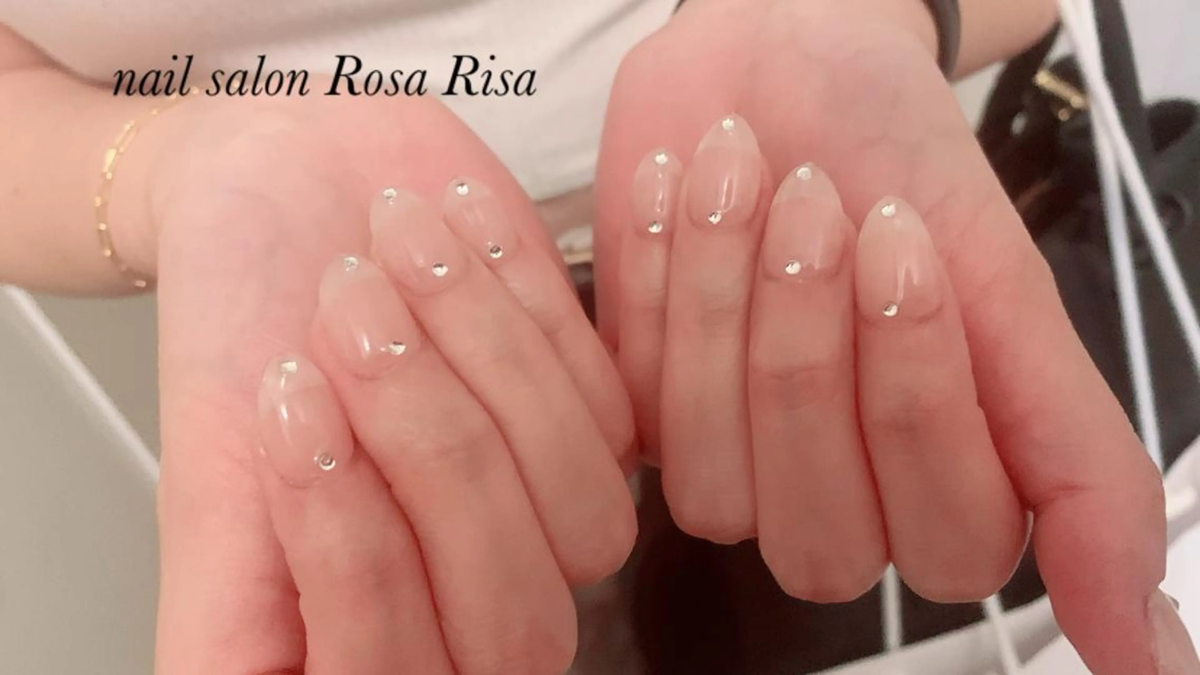 ミディアム ネイル ストーンネイル ブライダルネイル ネイルスタジオ シェイクユアハンズのネイルデザイン