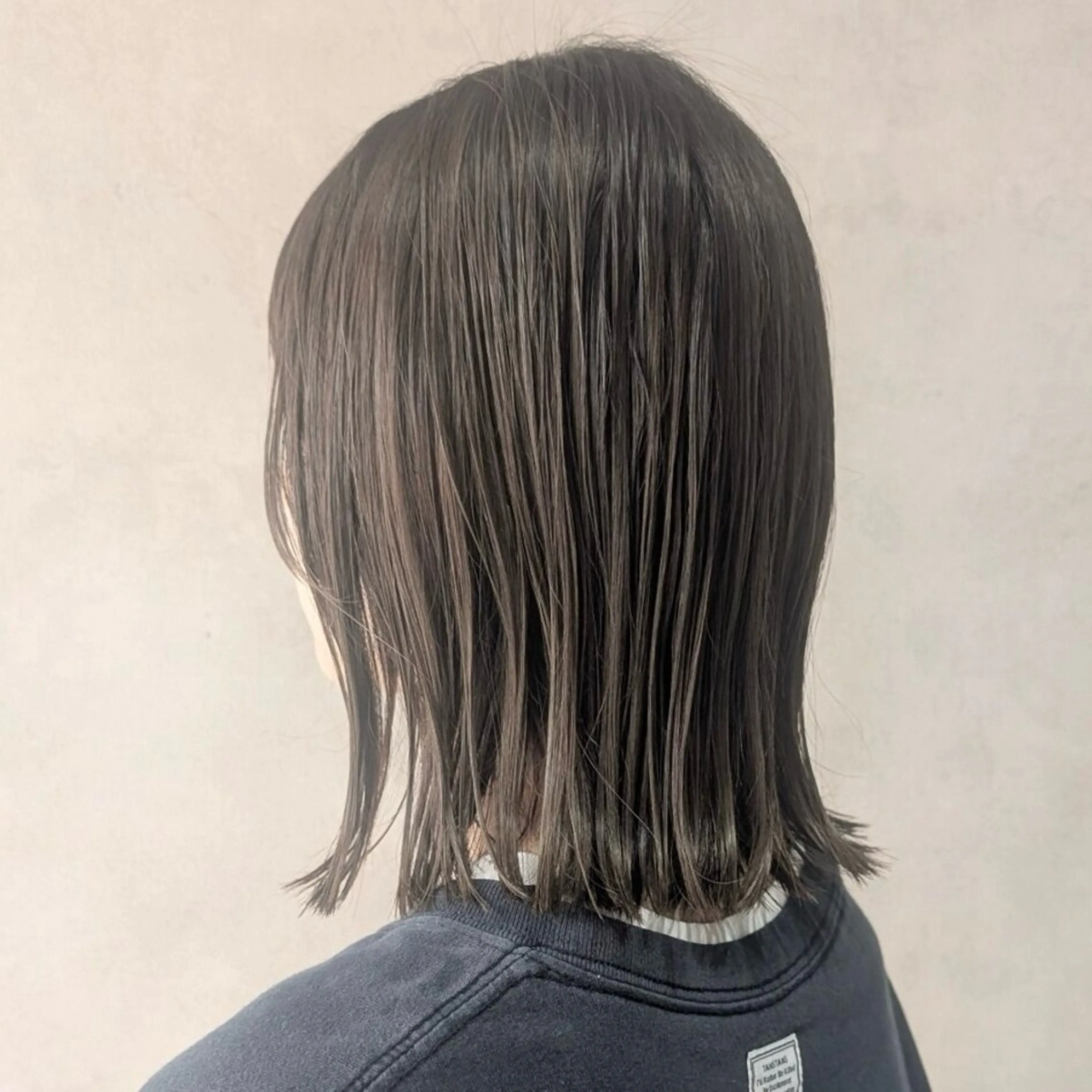 ミディアム カラー アッシュ アッシュブラウン ブラウンカラー 透明感カラー enx ナンバ アオイのヘアスタイル