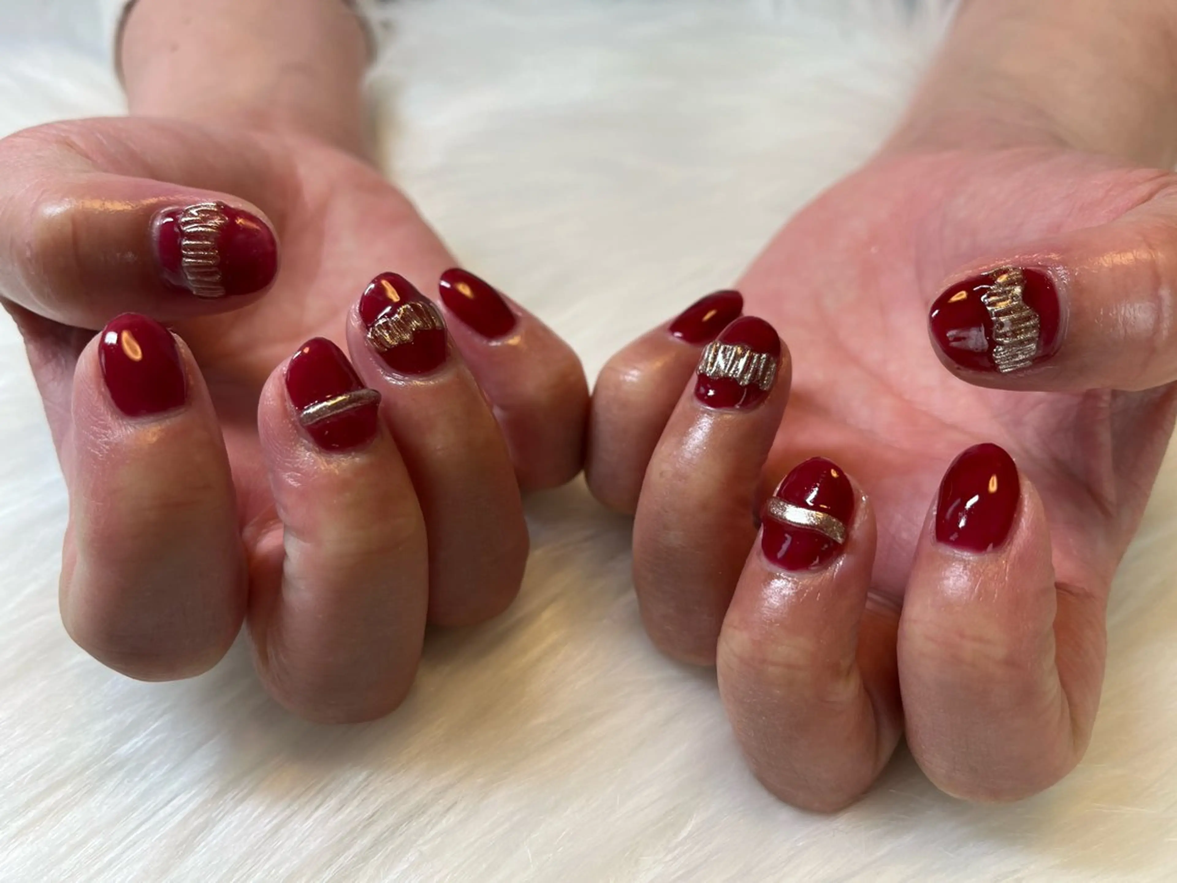 ネイル ゴージャス 赤色 ネイルサロン flatのネイルデザイン