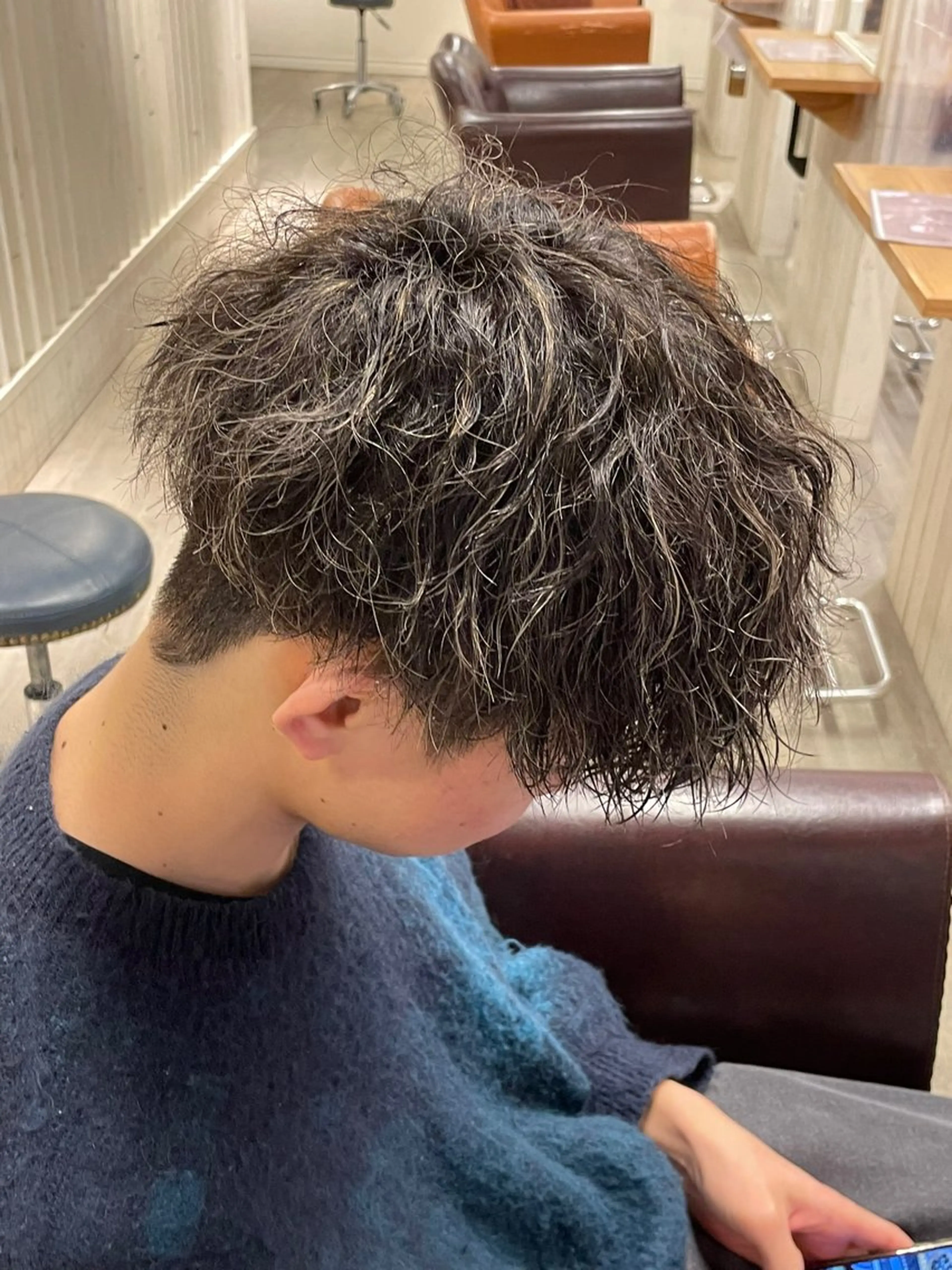 カラー パーマ メンズ メンズハイライト メンズパーマ ツイストスパイラルパーマ ハイライトカラー スパイラルパーマ ヘアカラー Rosa Blanche by est所属・メンズ/パーマ/ 暗カラー/ゆうきのヘアスタイル