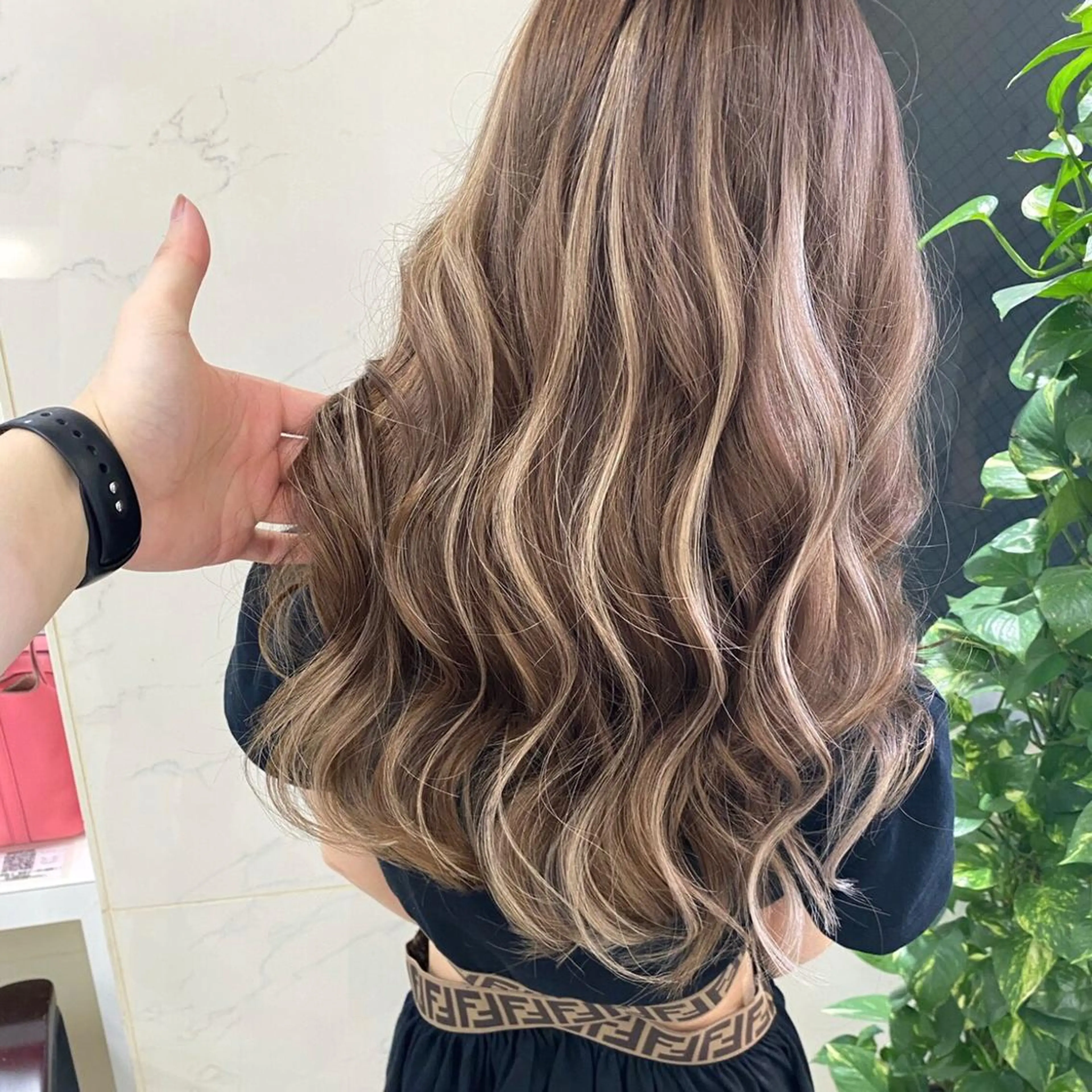 ロング カラー エクステ シールエクステ特化 ハイトーン、NANAのヘアスタイル