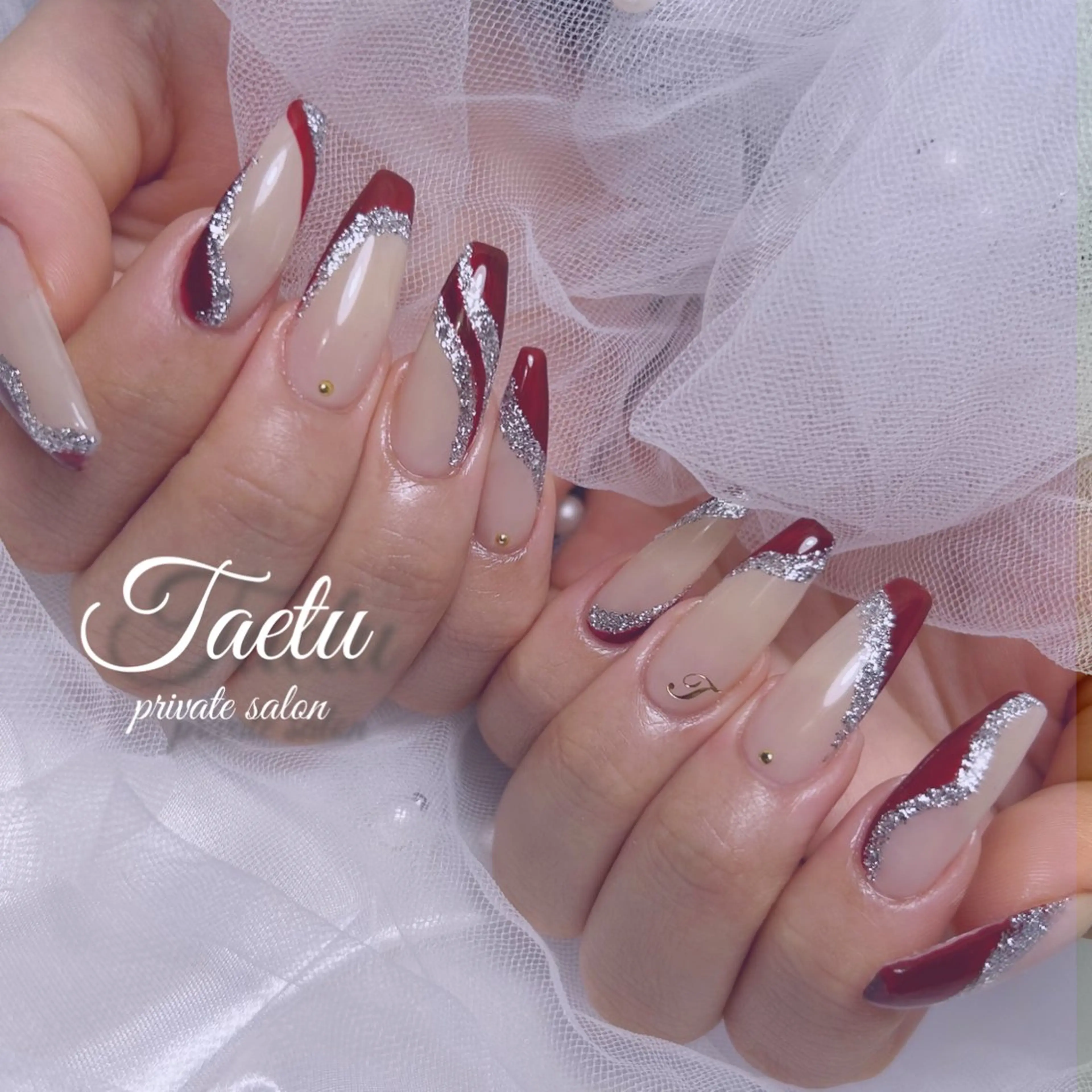 ネイル ボルドー シルバー 𝐓𝐀𝐄𝐓𝐔 💜Ayumiのネイルデザイン