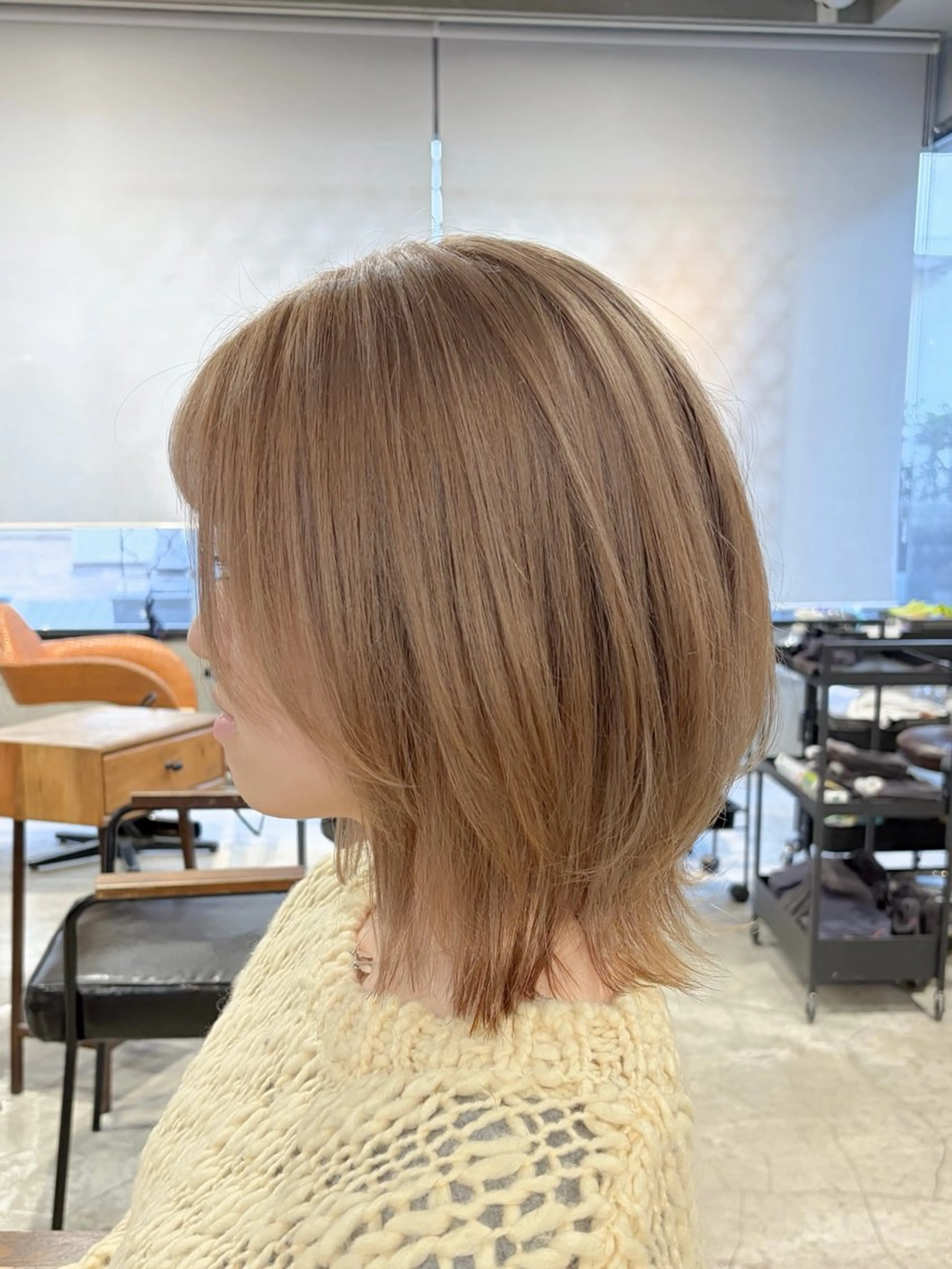 ミディアム カラー ベージュカラー ブロンド ハイトーンカラー ハイトーンベージュ ミルクティーベージュ カット ヘアカラー トリートメント ヘアセット 似合わせベージュ 🍯ayumi🍯のヘアスタイル