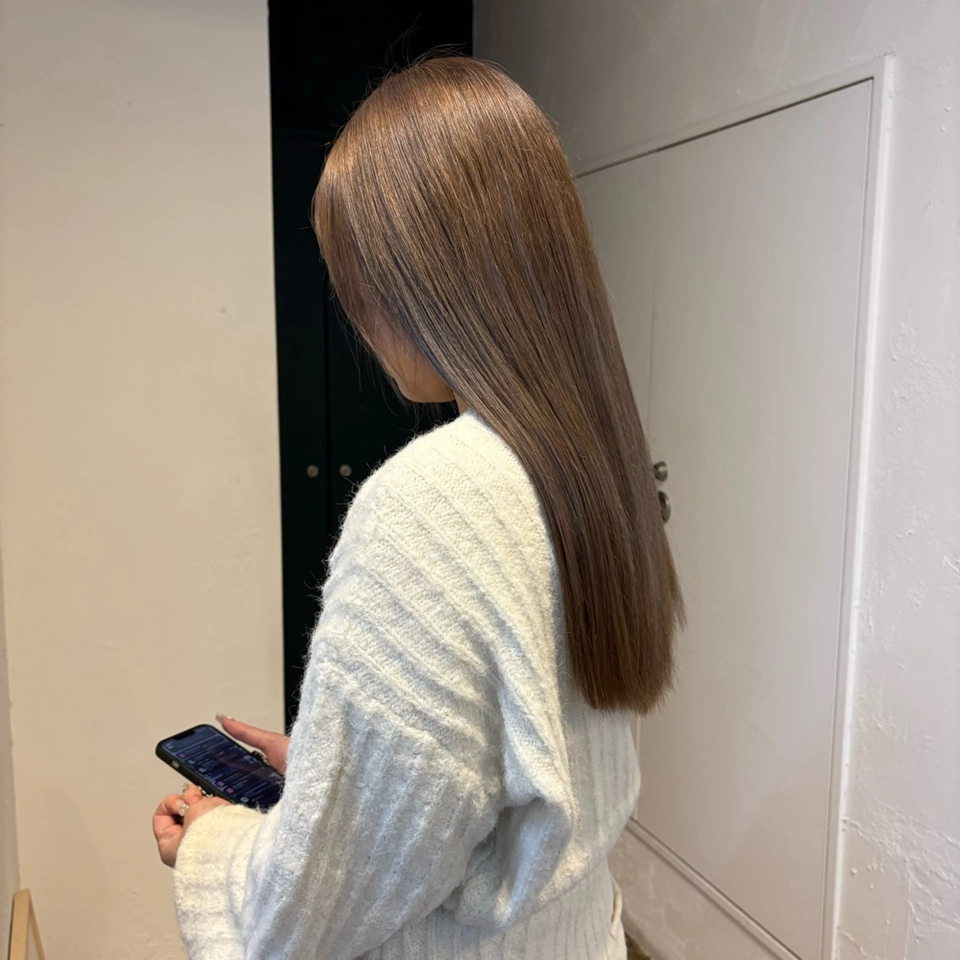 ロング カラー mina / 透明感ベージュカラーのヘアスタイル