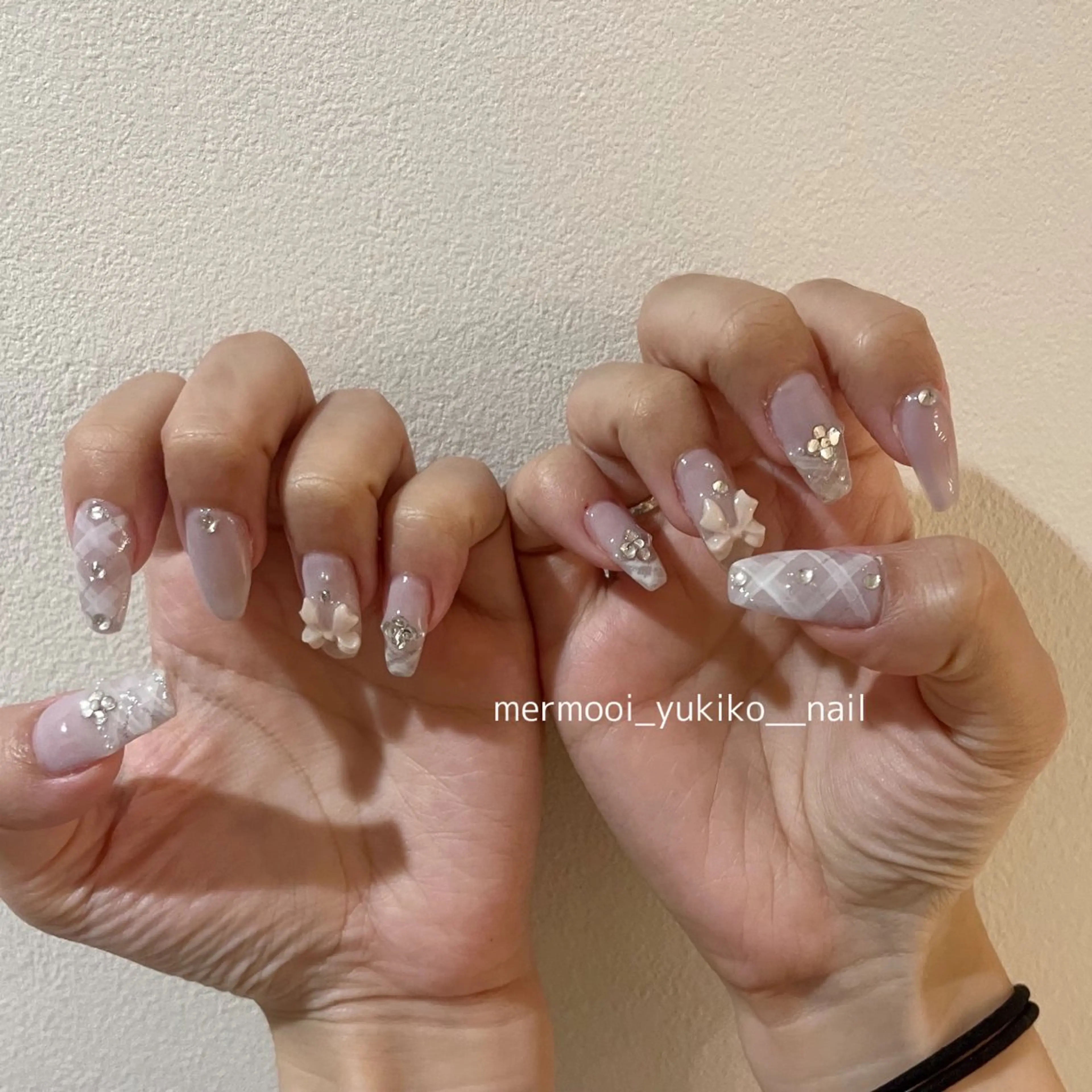 ネイル キラキラネイル 水色 ニュアンスネイル パープル リボン ハンドネイル melumooi nailのネイルデザイン