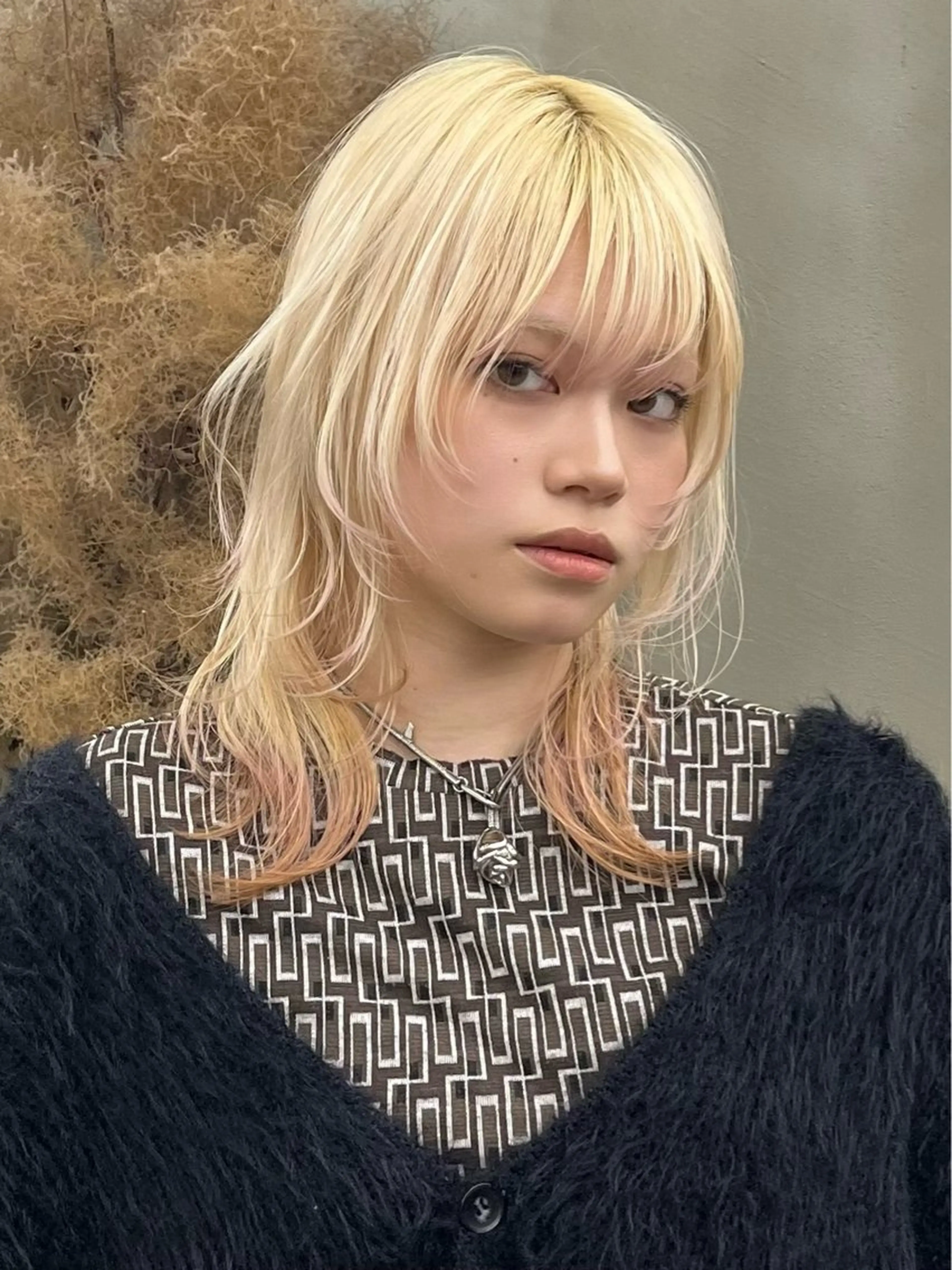 セミロング カラー イツク ⚡️ ルーツ/ハイトーンのヘアスタイル