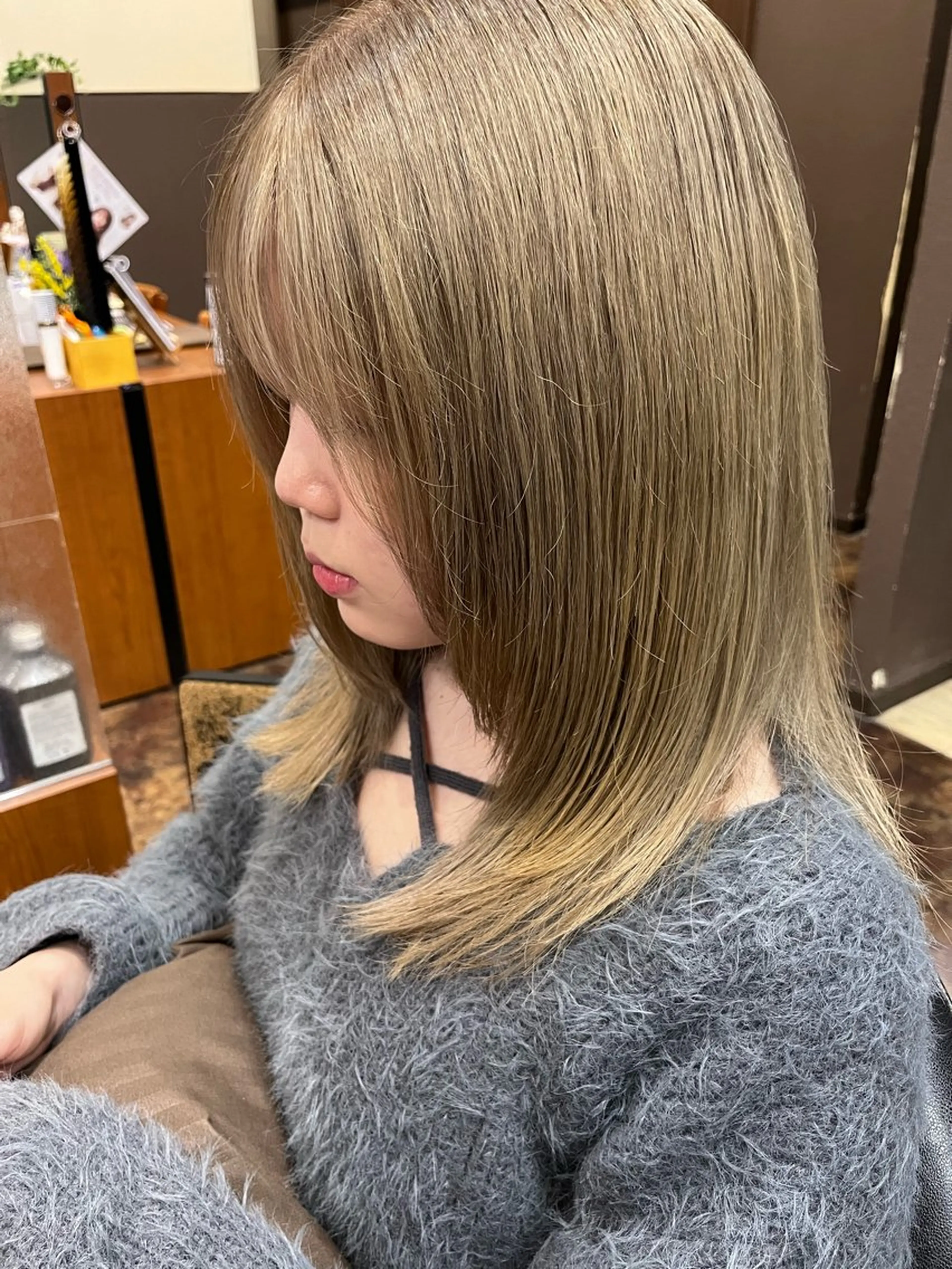セミロング カラー ベージュカラー ブリーチ オレンジ 顔周りカット レイヤーカット カット ヘアカラー 八木 凜のヘアスタイル